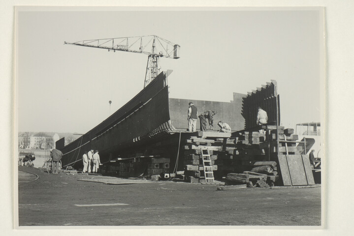 S.5219(12)0213; Foto's van de bouw van het zwavelzuurtankschip ms. 'Ina' op de langshelling van de ASM; fotoreportage