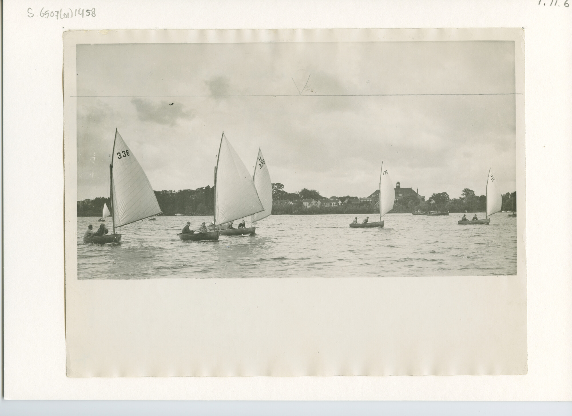S.6507(01)1458; Foto van zeilwedstrijd, met ondermeer nummer 336, 179 en H335.; foto