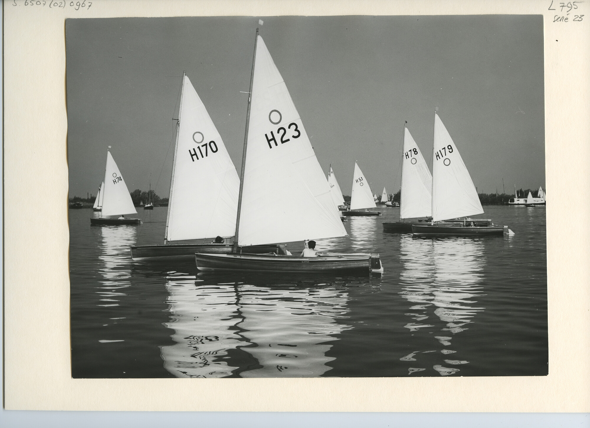 S.6507(02)0967; Zwart-wit foto van de O-jollen-klasse op de Westeinderplassen; foto