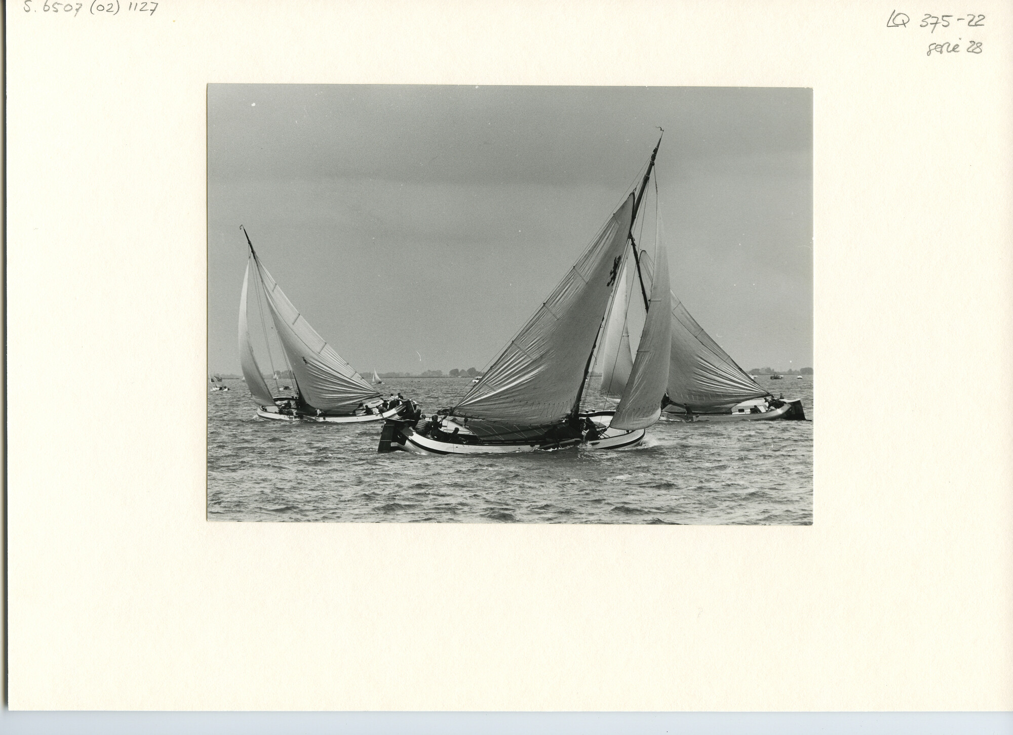 S.6507(02)1127.02; Zwart-wit foto van het skûtsjesilen op de Fluessen met een aanwakkerende wind.; foto