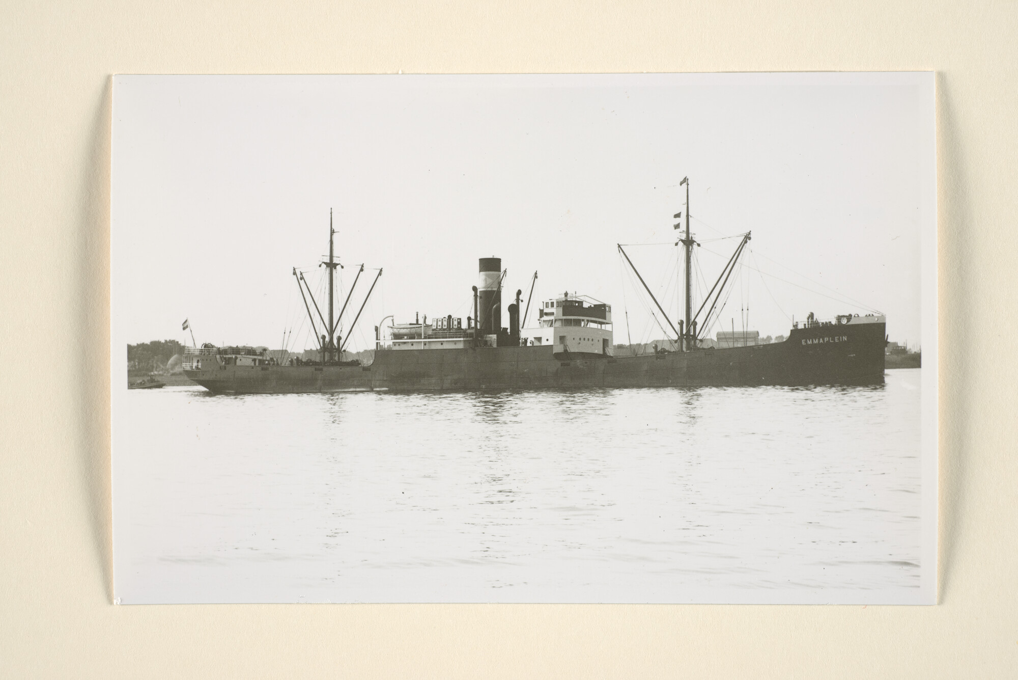 1996.1017; Het vrachtschip ss. 'Emmaplein' van Stoomvaart Maatschappij Millingen te Rotterdam gezien op de Nieuwe Waterweg [...]; foto