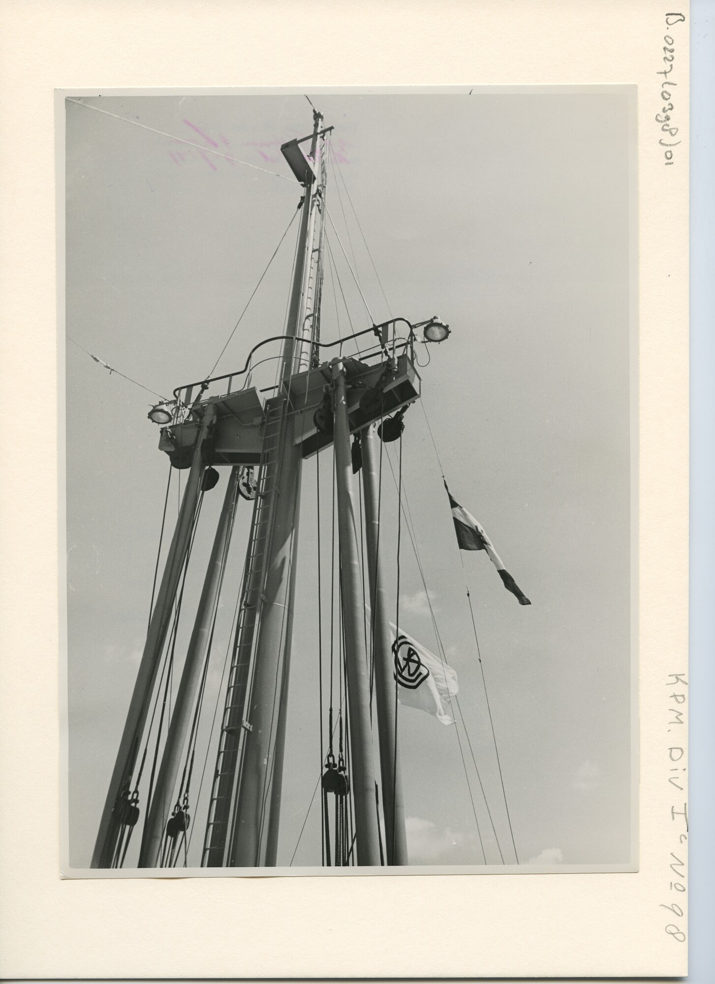 B.0227(0398)01; Foto van de overdracht van ms. Siberoet door de werf aan de KPM; foto