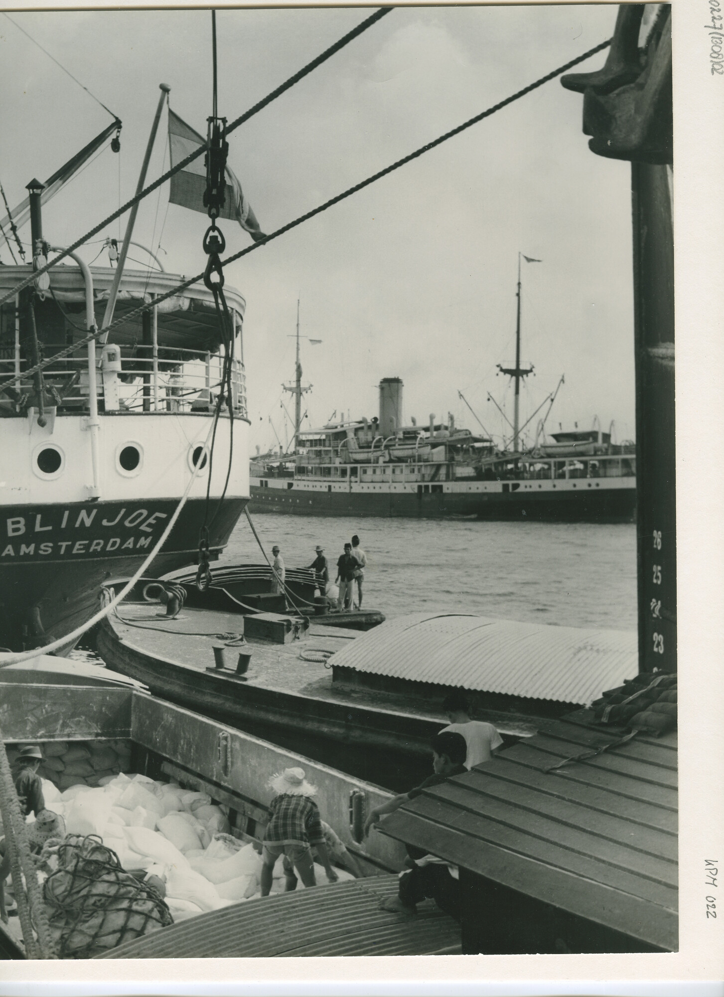 B.0227(1308)02; Foto van ss. Blinjoe en ss. Valentijn in de haven van Tandjong Priok; foto