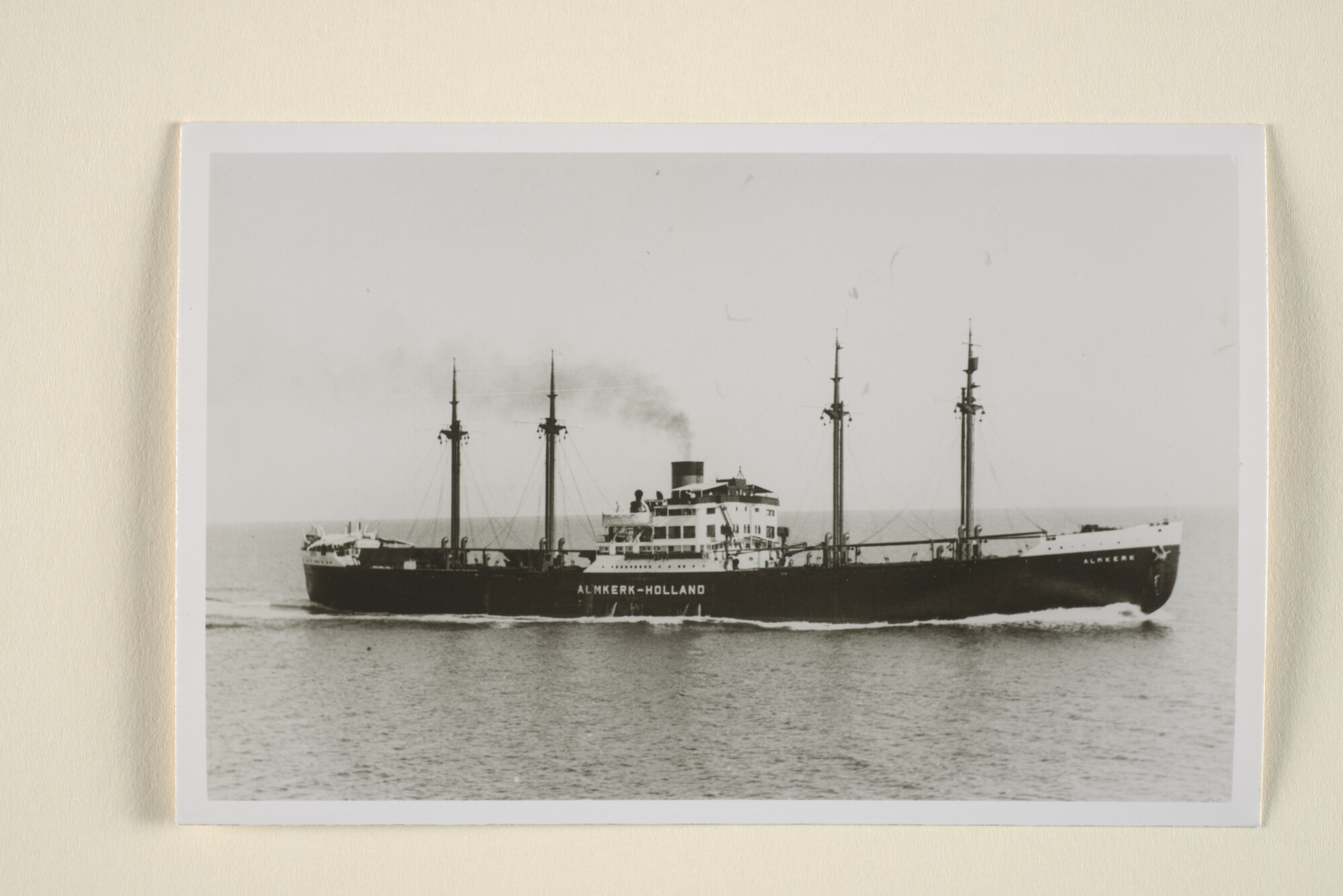 1995.5551; Het vrachtschip ss. 'Almkerk' van de VNS (VNS) op zee; foto