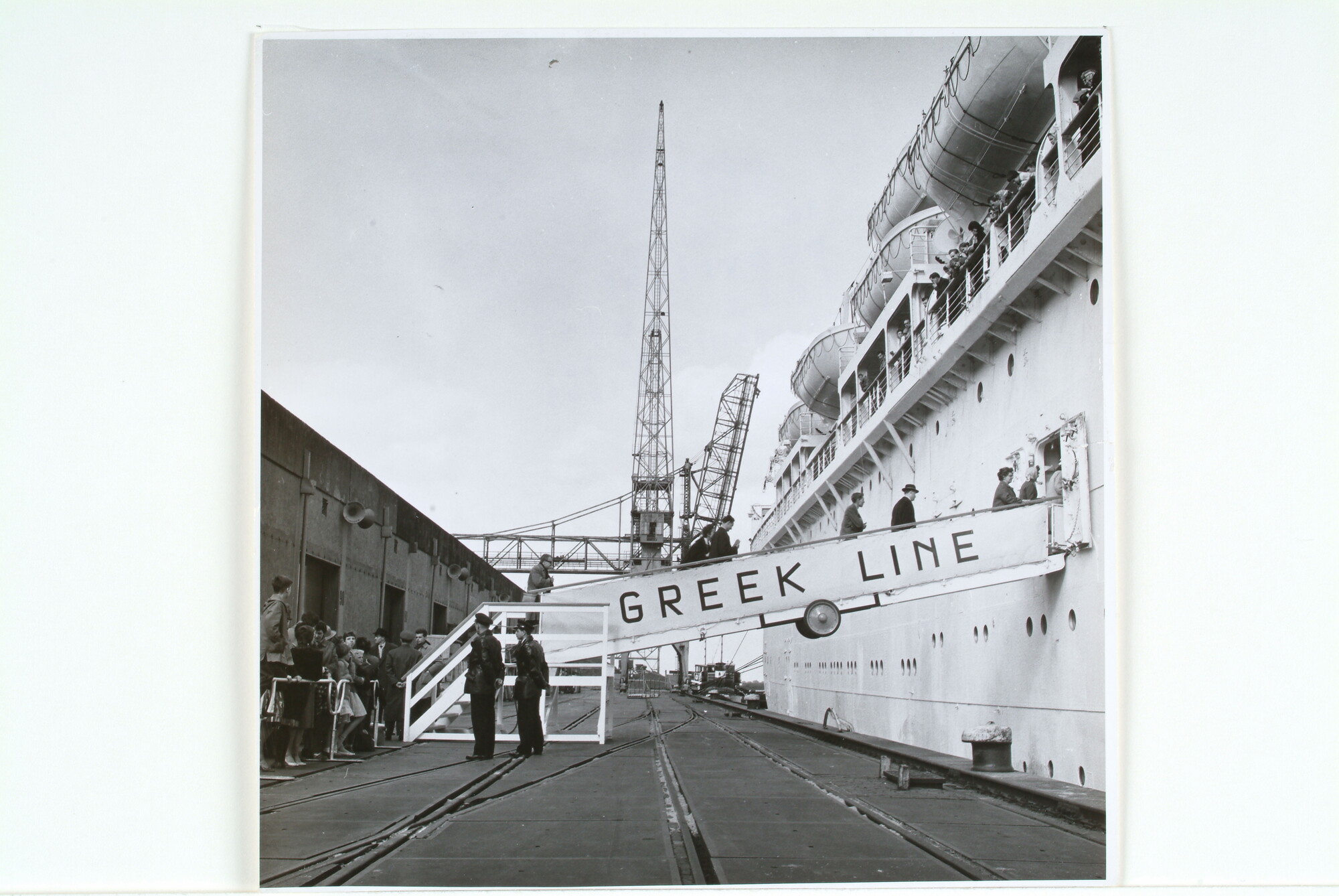 1998.2122; Foto's van het aan boord gaan bij het Finse passagiersschip ms. 'Arkadia', 1960; fotoreportage