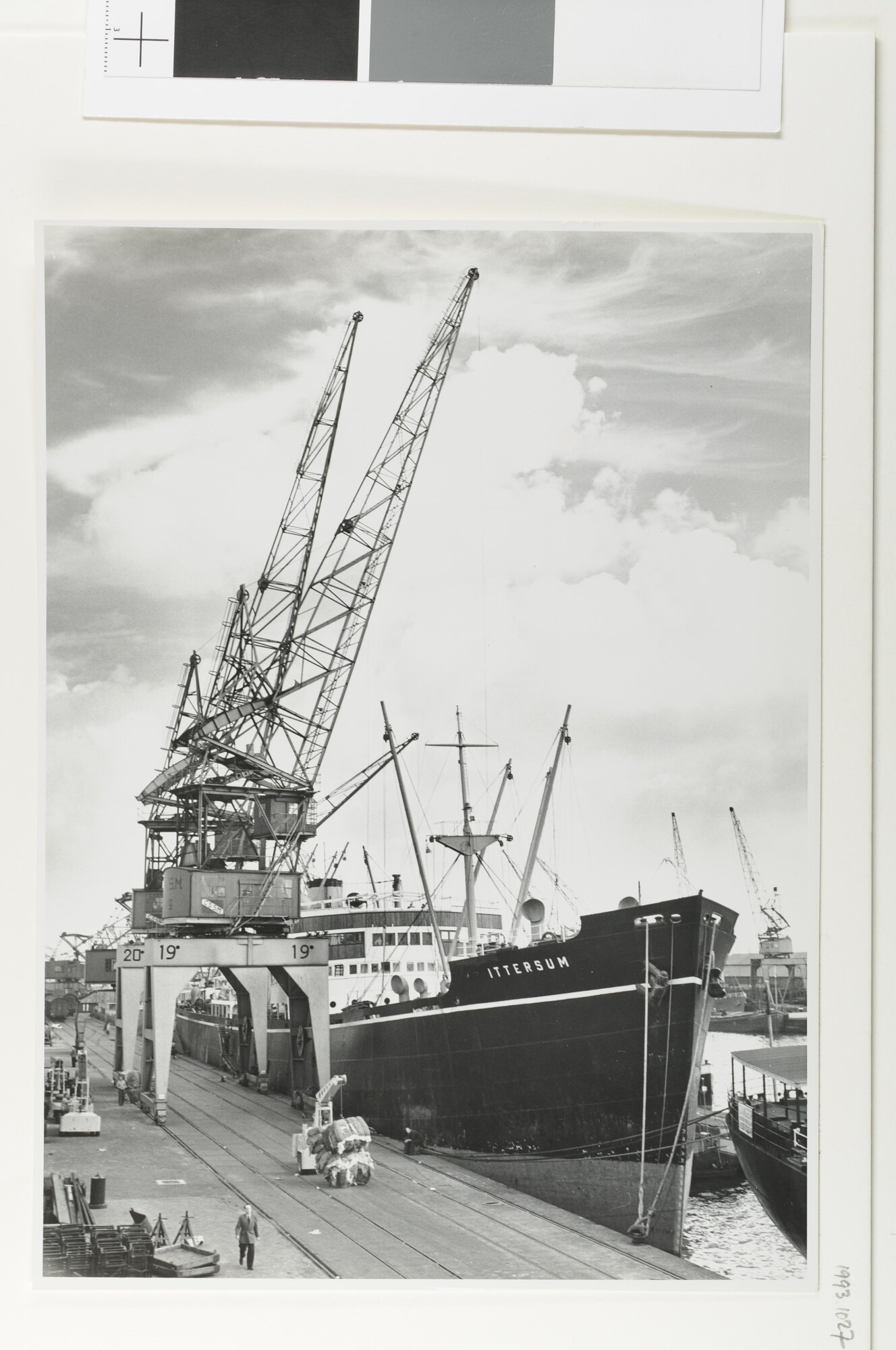 1993.1027; Het vrachtschip ms. Ittersum ligt aan de kade van de Merwedehaven van [...]; foto