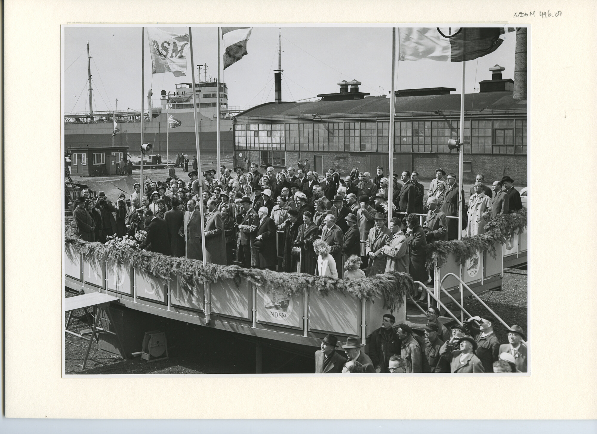 S.5444(2874)3; Foto van de tewaterlating van de tanker ms. Eidsfoss; foto