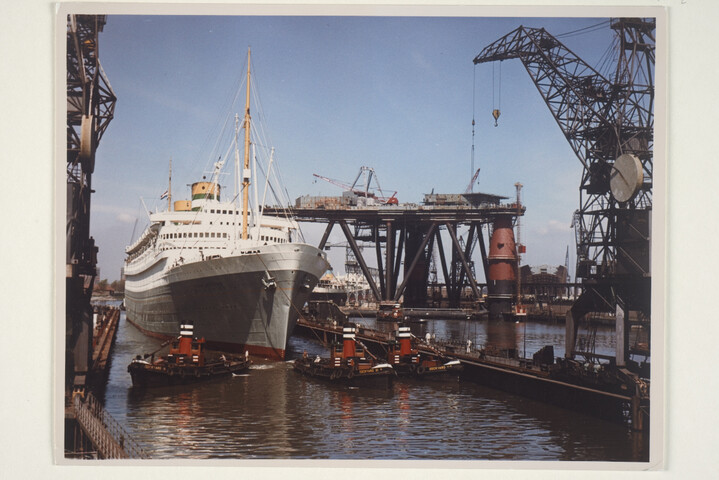 S.6408(0868); Kleurenfoto van het passagiersschip ss. 'Nieuw Amsterdam' van de HAL terwijl het wordt afgemeerd bij de Rotterdamsche Droogdok Maatschappij in Rotterdam; foto