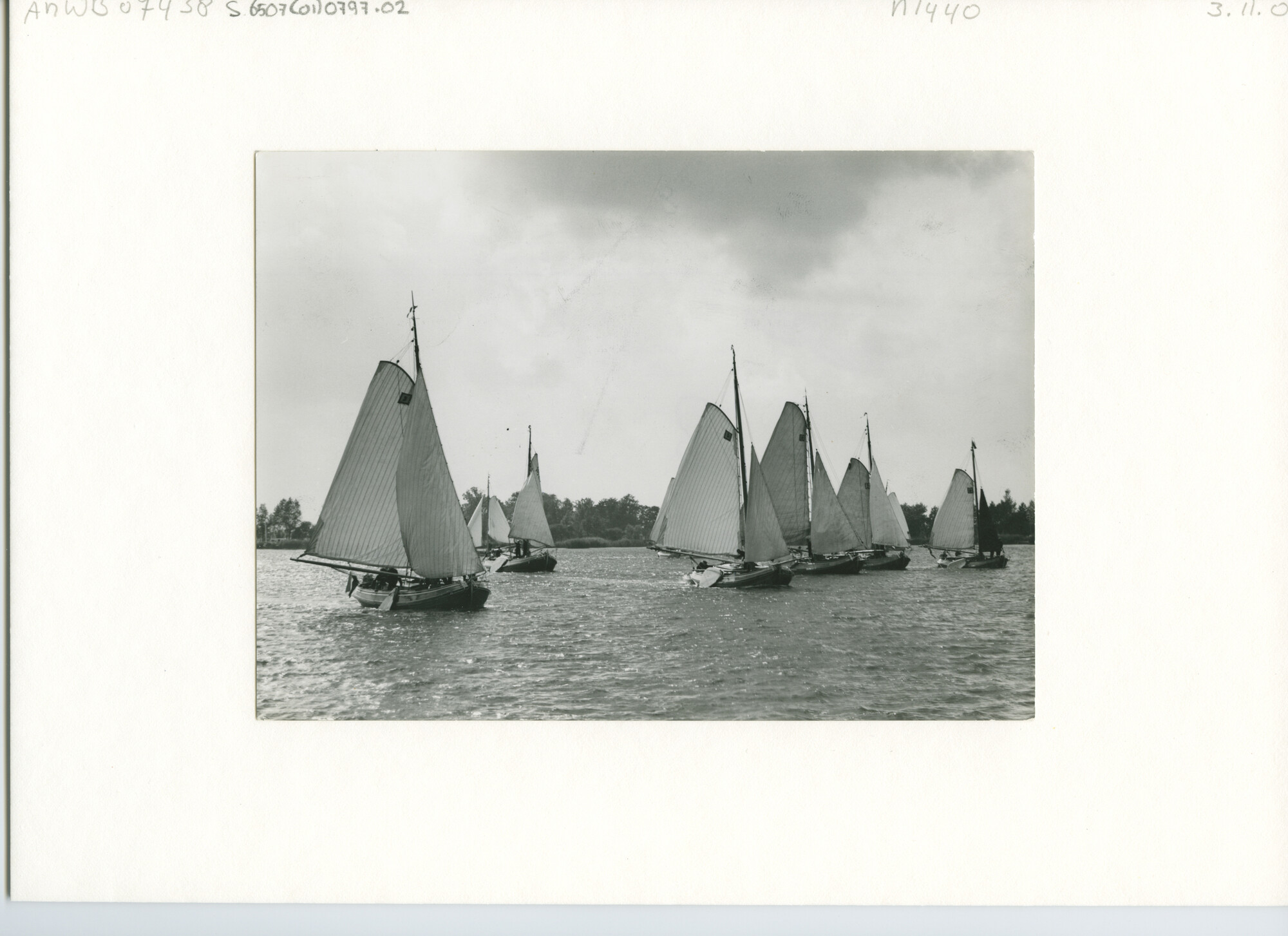 S.6507(01)0797.02; Foto van de reunie ronde- en platbodemjachten te Grouw 1960; foto