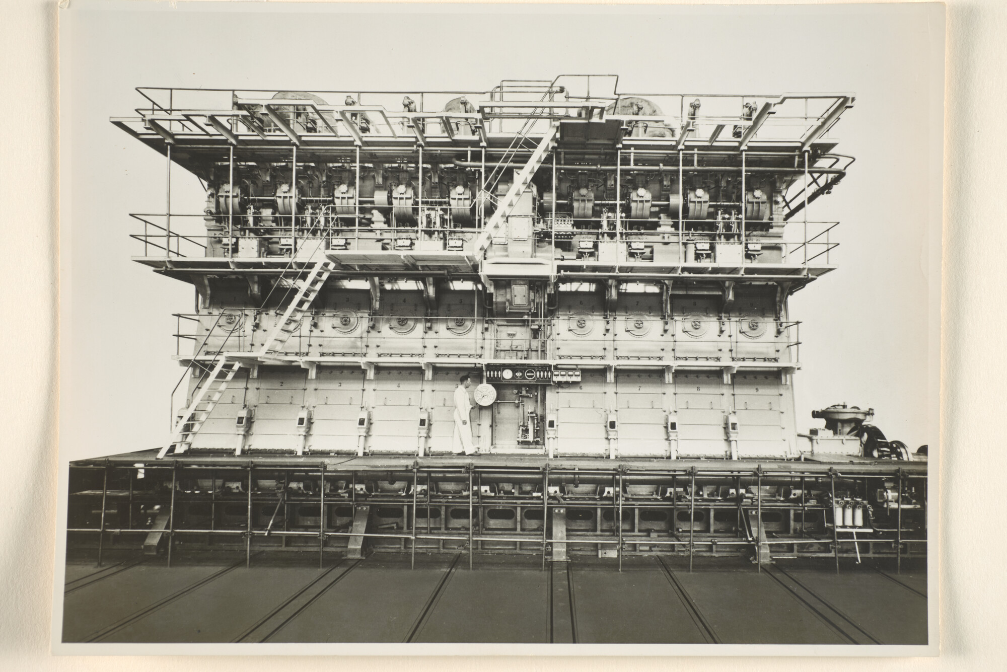 1995.6989; De scheepsmotor voor het vrachtschip ms. Neder Weser van de SMN in aanbouw bij P. Smit; foto