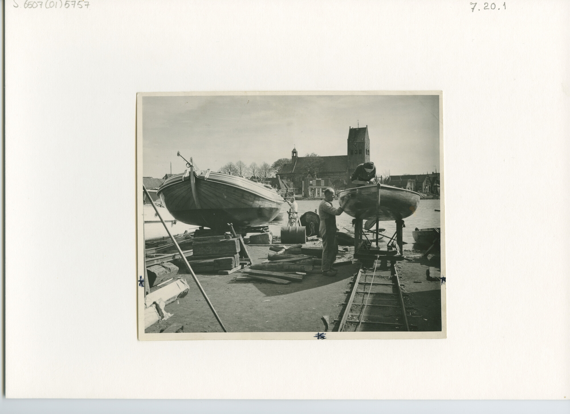 S.6507(01)5757; Foto van de boeier "Albatros" van de heer Bokma op de werf v.d. heer Westra te Grouw, ca 1949.; foto