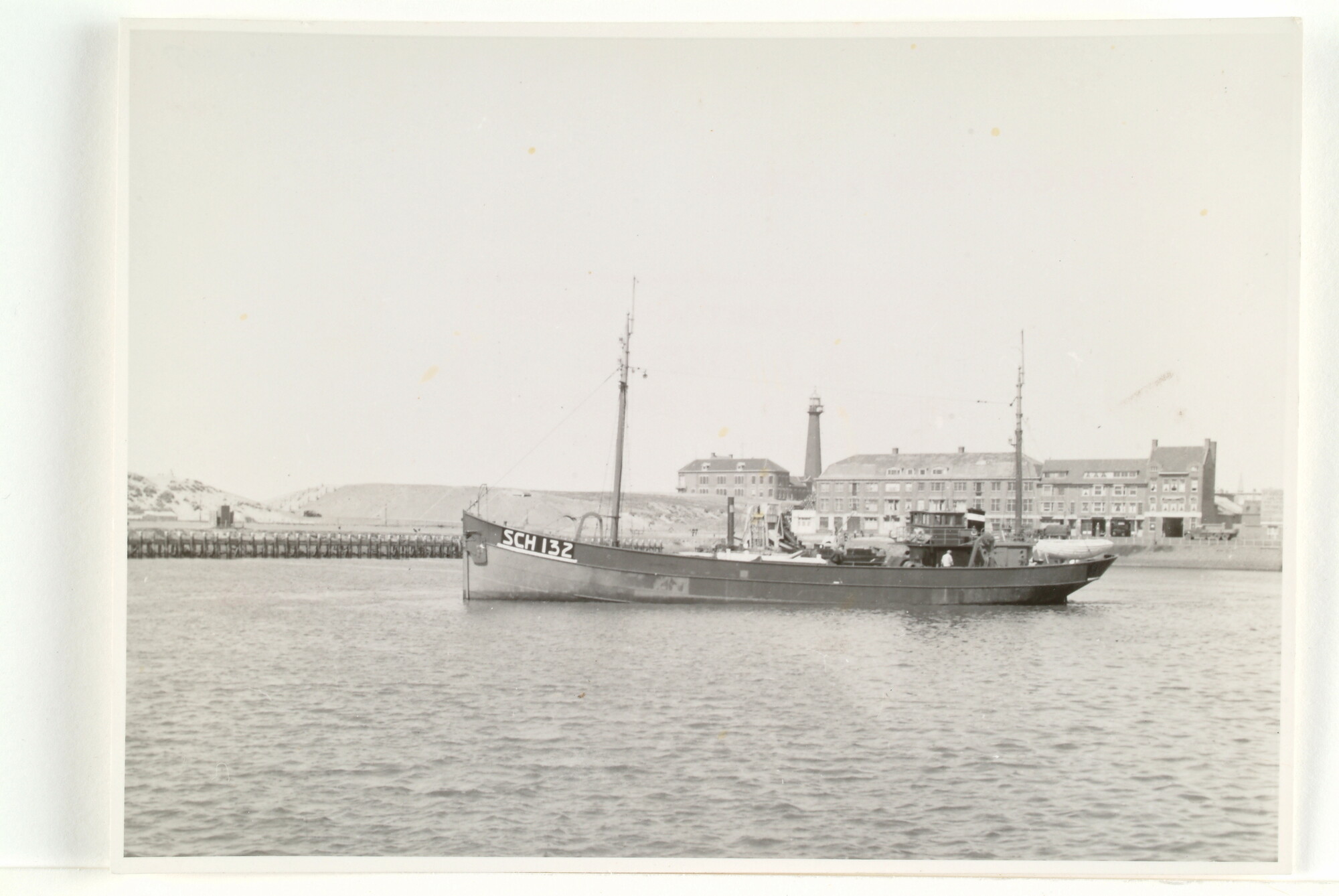 2003.0398; De Scheveningse logger 'Saturnus' (SCH 132) gezien in de Eerste Binnenhaven van Scheveningen, omstreeks 1950; foto