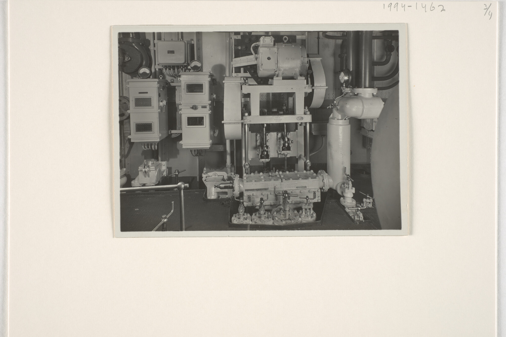 1994.1462; Interieurfoto's van de machinekamer van ms. 'Cremer'; fotoreportage
