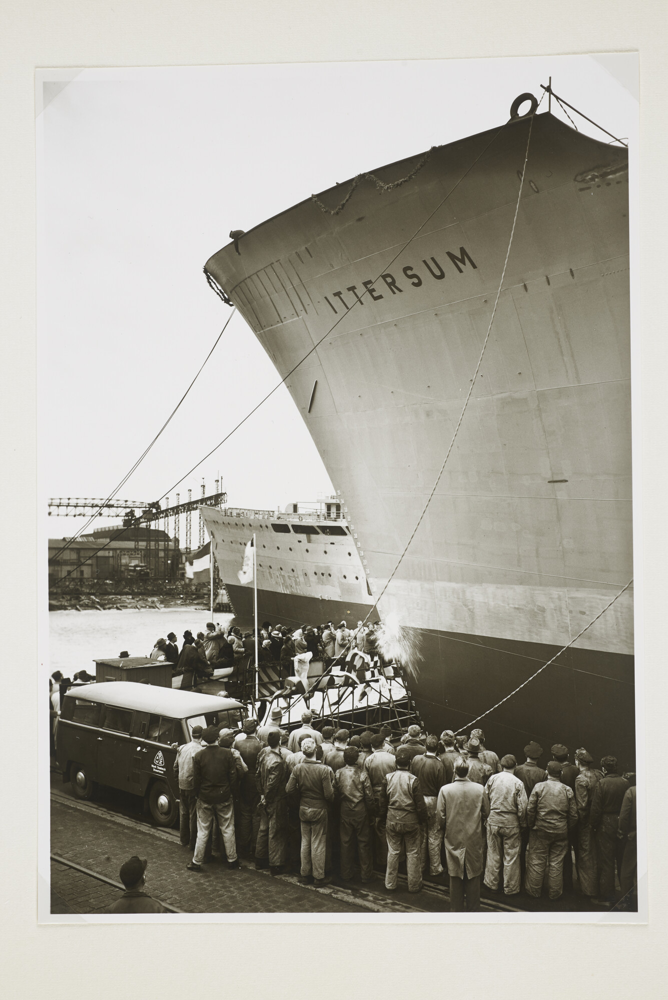 1996.1631; Fotoalbum ter herinnering aan de tewaterlating van ms. 'Ittersum' van Vinke & Co gebouwd bij de Seebeckwerft te Bremerhaven [...]; fotoalbum