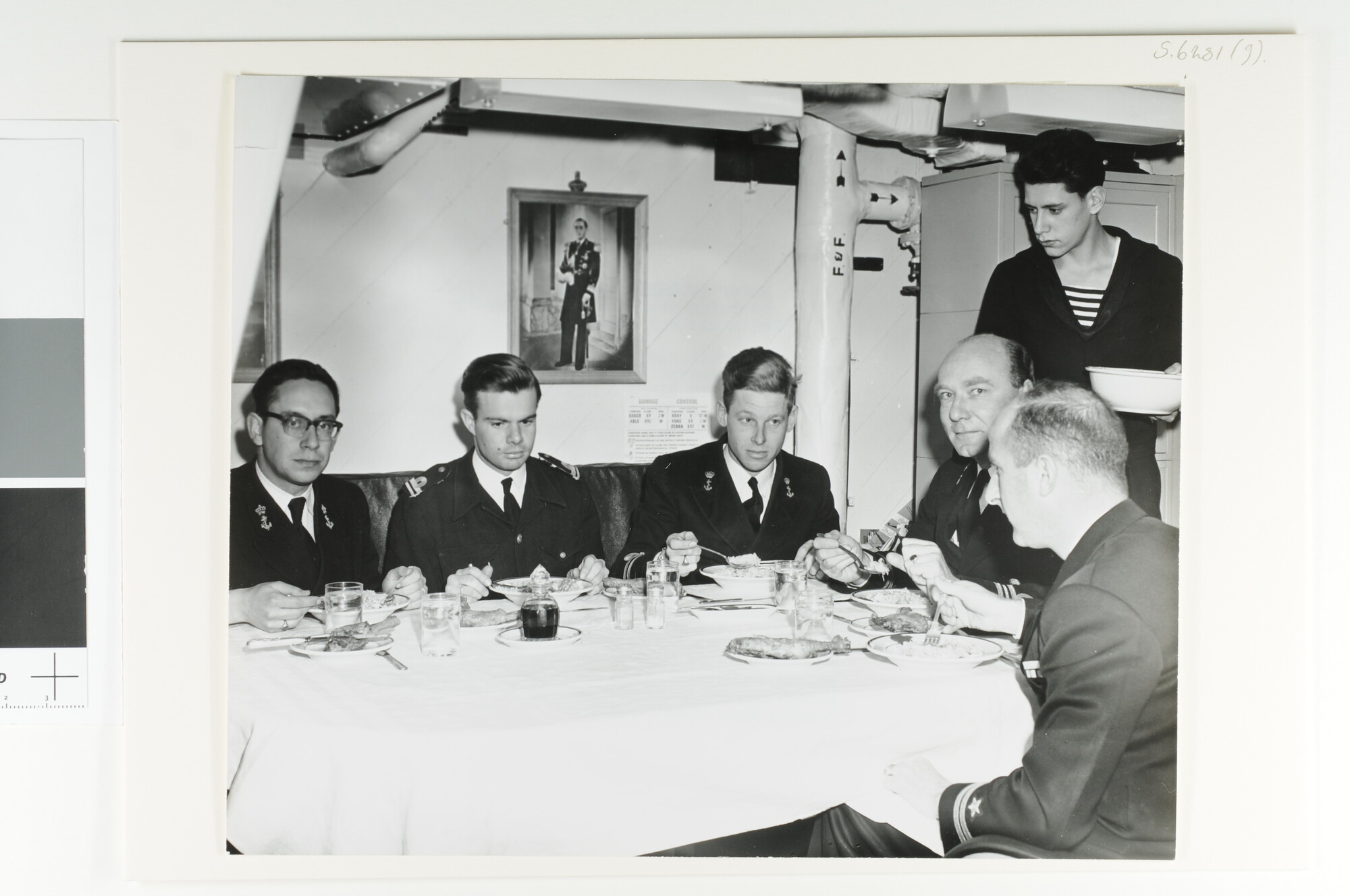 S.6281(09); Wardroom aan boord van Hr.Ms. Onverdroten (M 889, ex- USS AM 485) met van rechts naar links Lt; foto