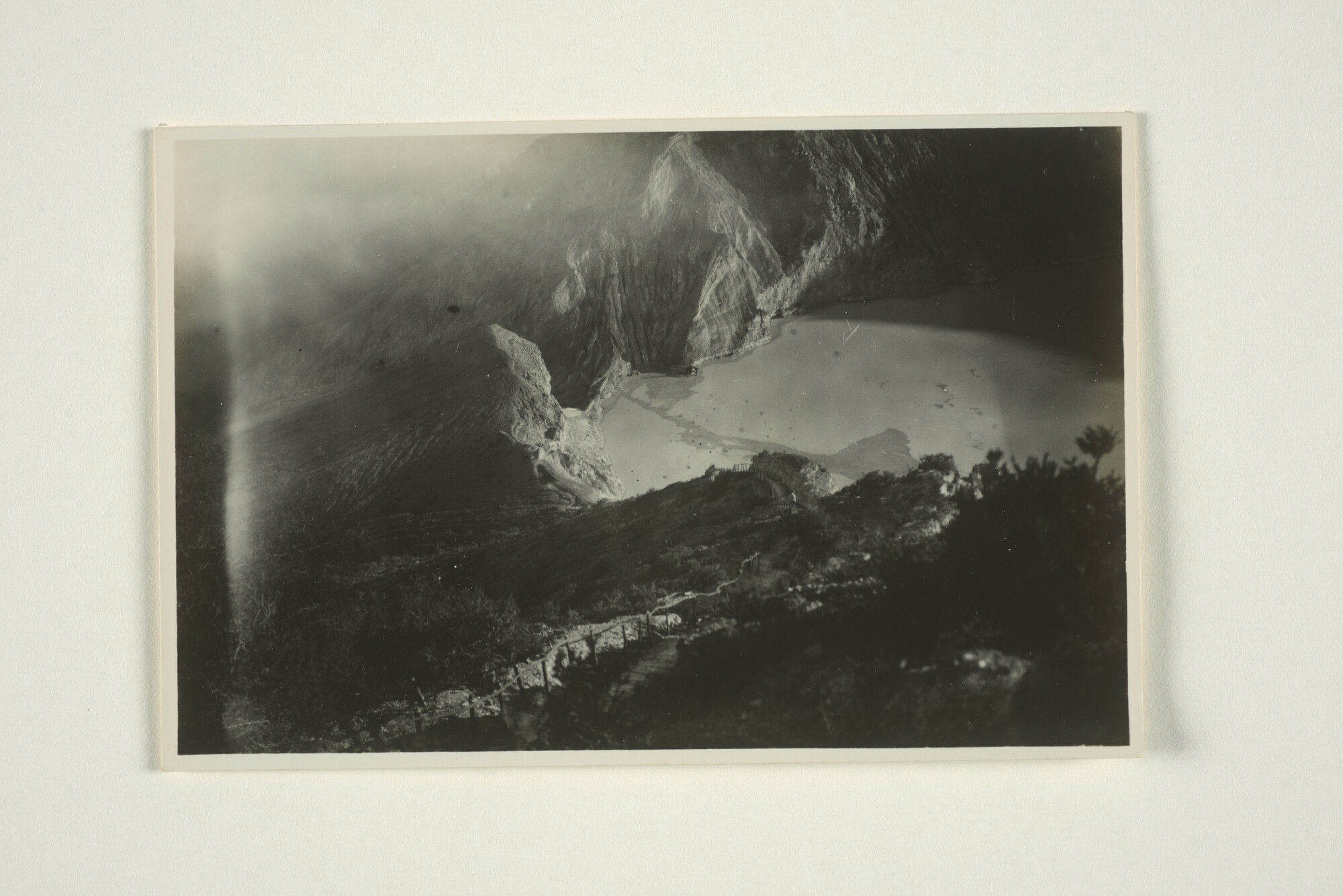 1999.0636; 'Het beroemde kratermeer Kawah Idjen.' Foto's van de vulkaan Kawah Idjen en het bijhorende kratermeer te Garoet [...]; fotoreportage