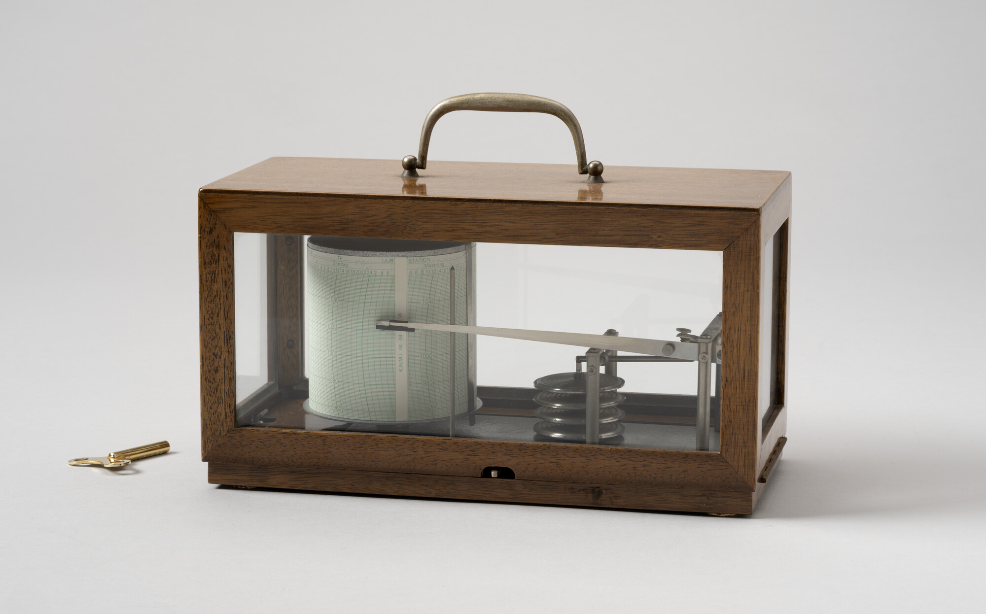 2005.2563; Aneroïdebarometer c.q. barograaf in houten kast; barograaf