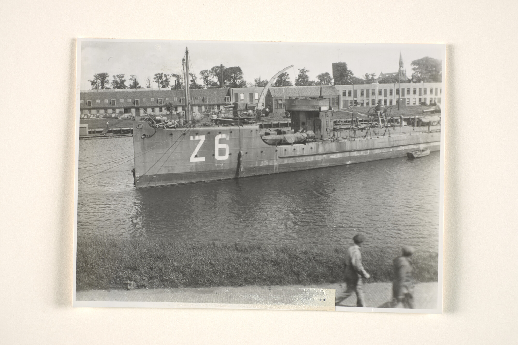 1995.1482; De torpedoboot Hr.Ms. Z 6, tijdens verbouwingen, afgemeerd bij de Rijkswerf [...]; foto