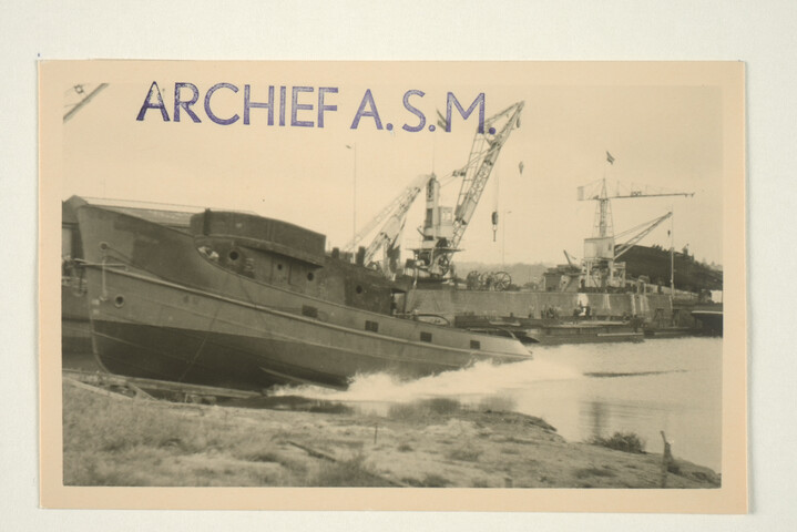 S.5219(12)0013; De haven & zeesleepboot 'Flamingo' op de helling van de Arnhemsche Stoomsleephelling Maatschappij (ASM) in aanbouw; foto