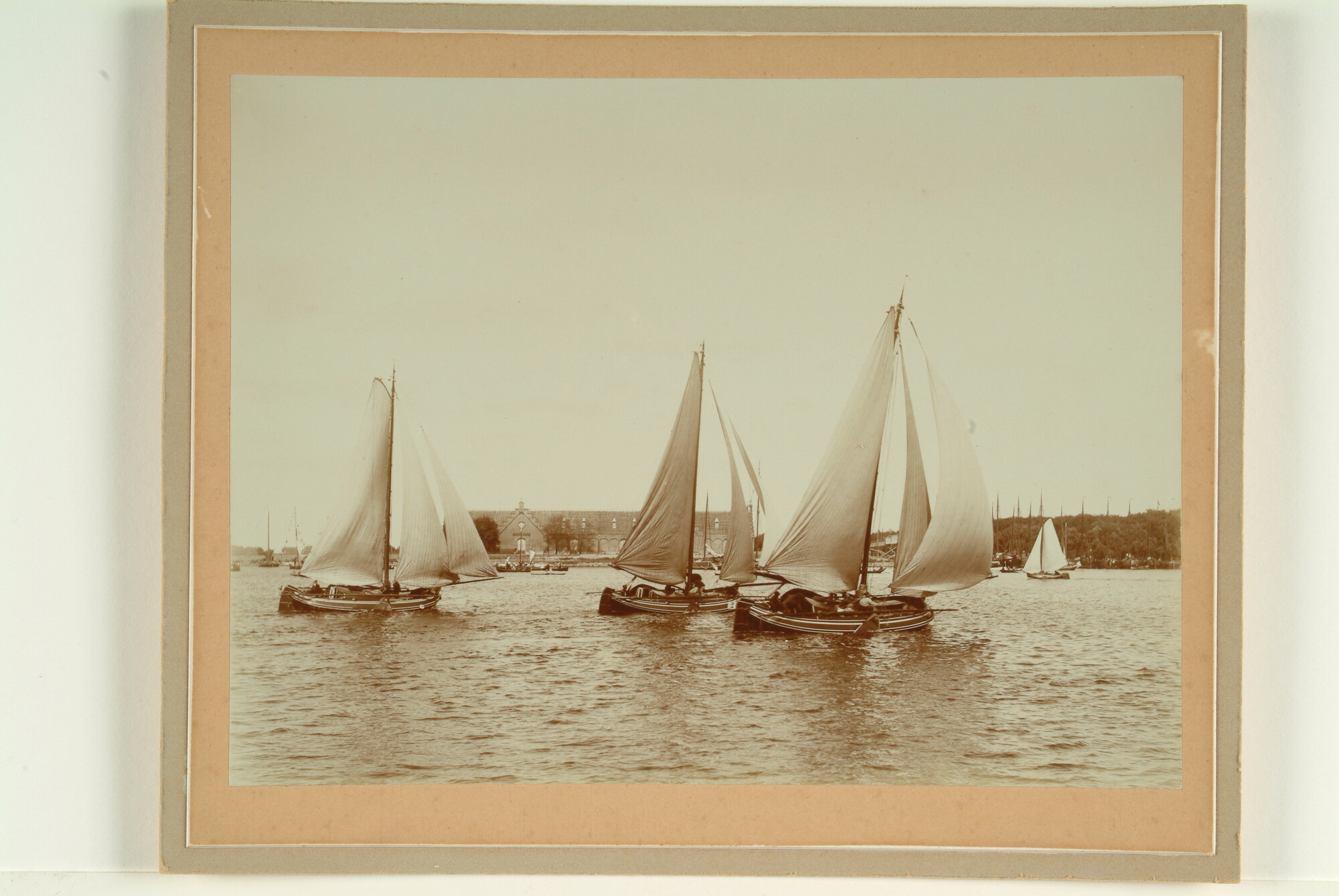 S.7166(72); Zeilwedstrijd met drie boeiers bij Nieuwendam; foto