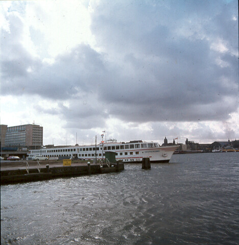 S.9100(7870); Dia van het Duitse Rijn cruiseschip ms. 'Deutschland' van de KD Deutsche Rhein Linien afgemeerd aan de Oostelijke Handelskade bij de PTA in Amsterdam; diapositief