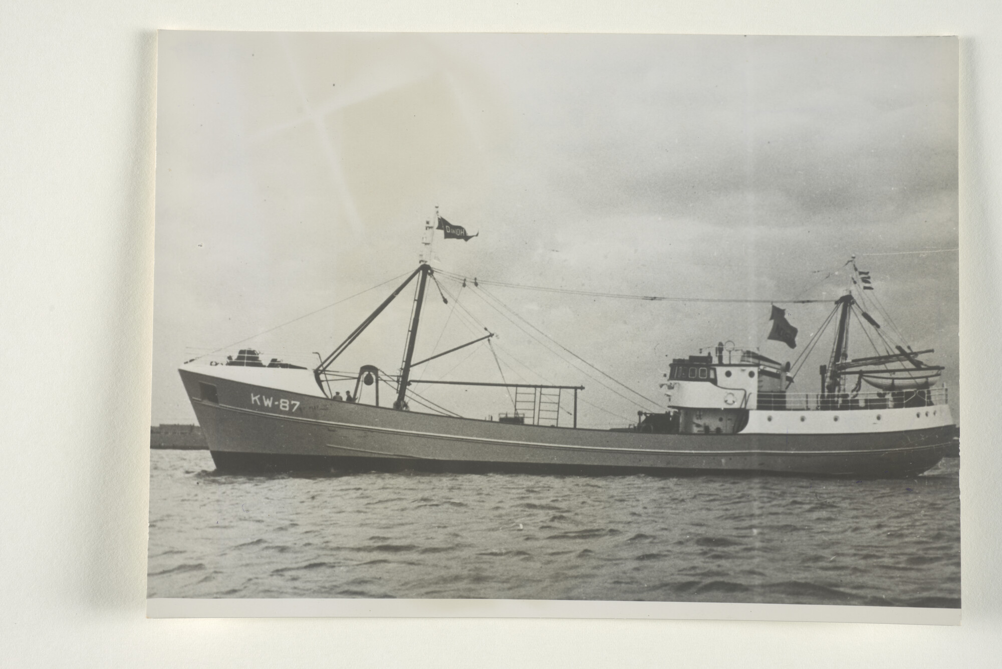 1999.3887; De motortrawler Albatros (KW 87) van Gebroeders Den Dulk uit Katwijk aan [...]; foto
