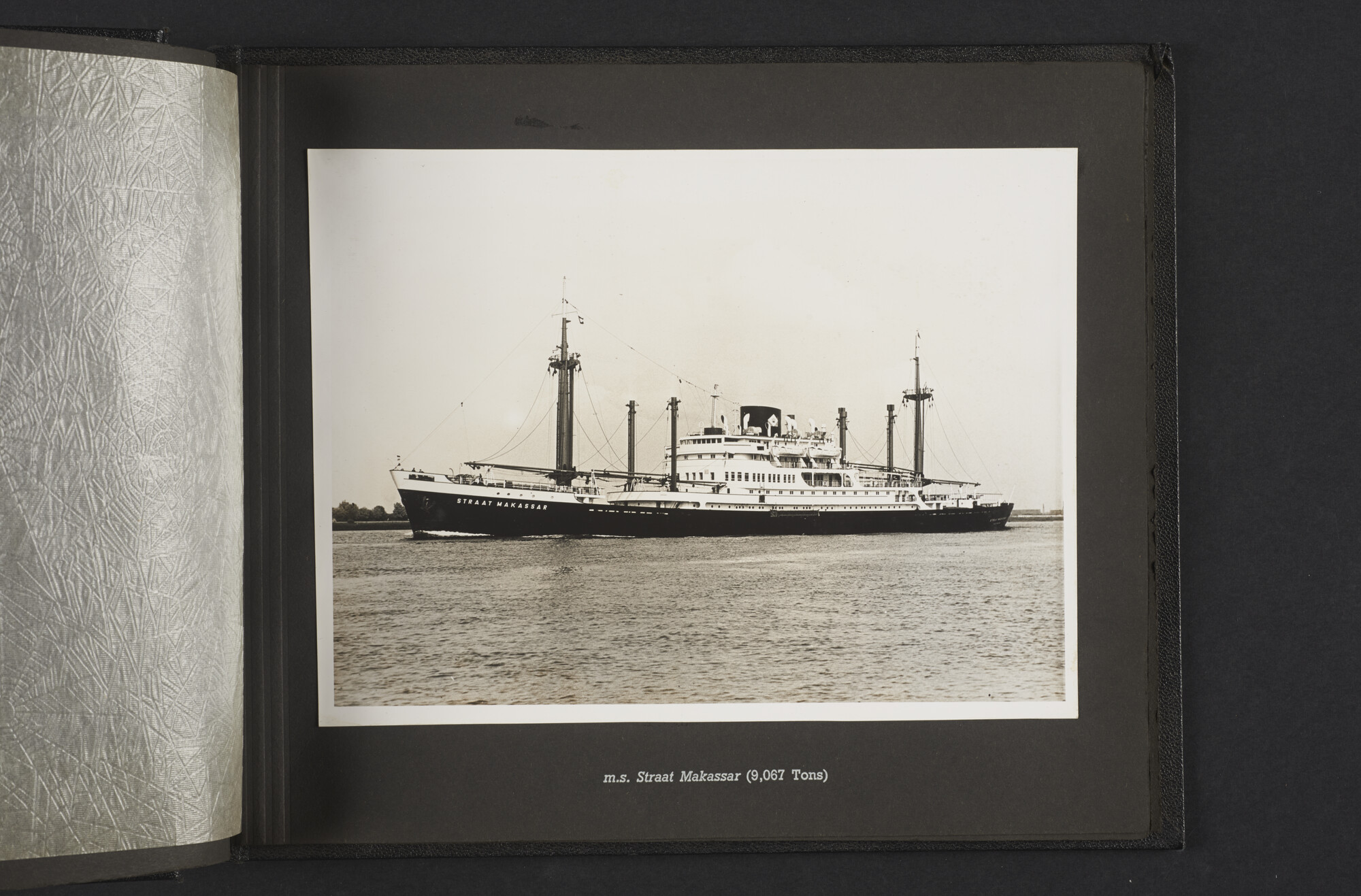 2015.1295; Fotoalbum van de Royal Interocean Lines met (hoofdzakelijk) interieurfoto’s van de Tegelberg, Tjitjalengka en Straat Makassar; fotoalbum
