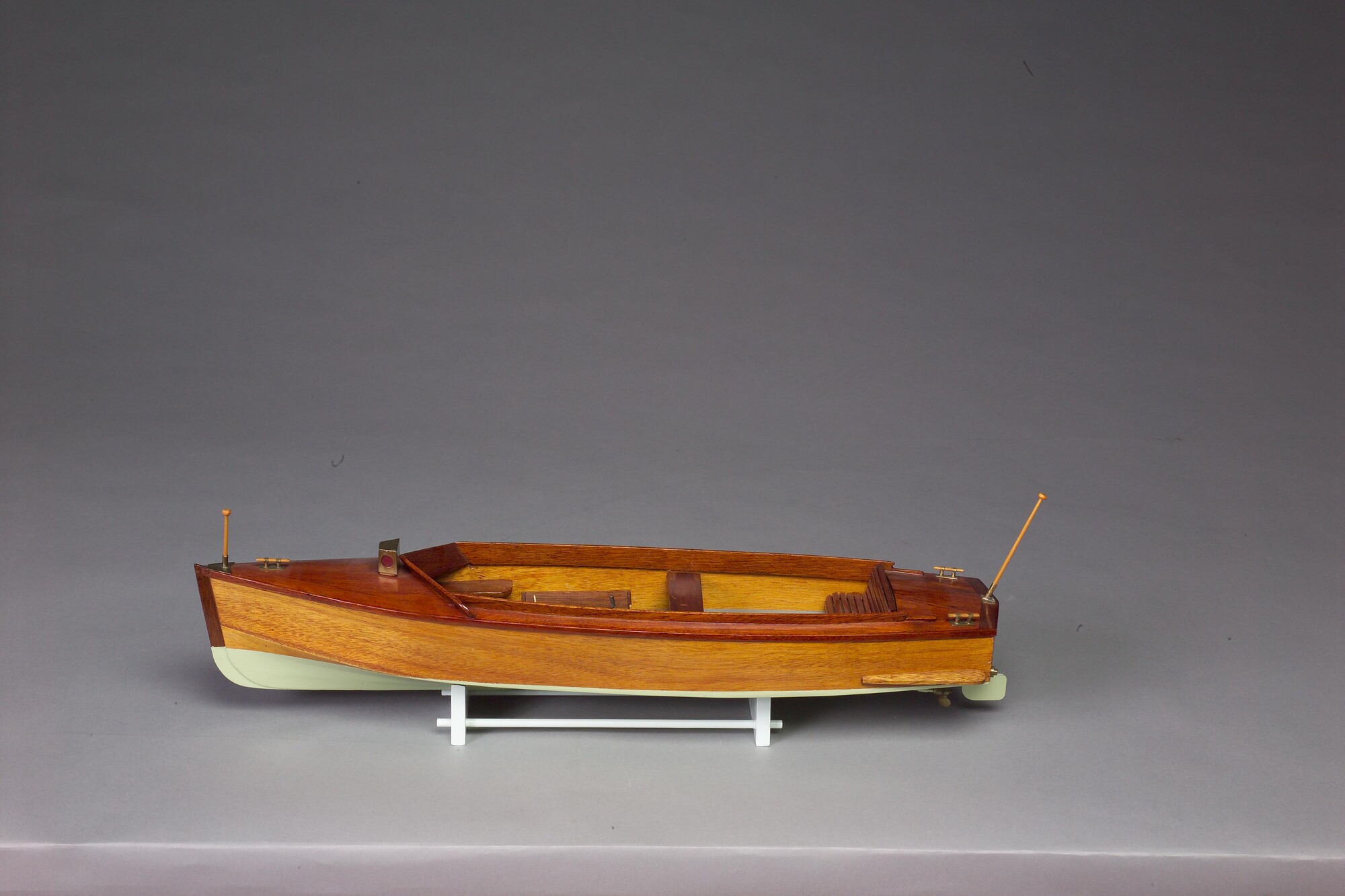 A.5425; Model van een snelle open motorboot; scheepsmodel