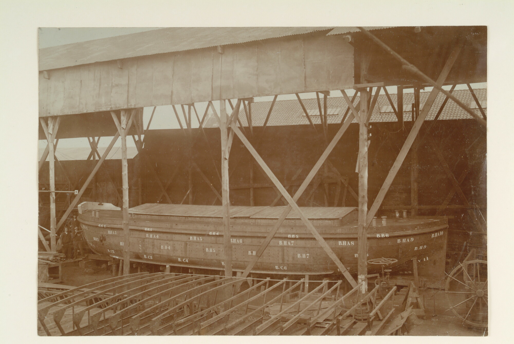 S.1156(06)216; Een stalen vrachtbootje, lichter voor Sabang, mei 1904; foto