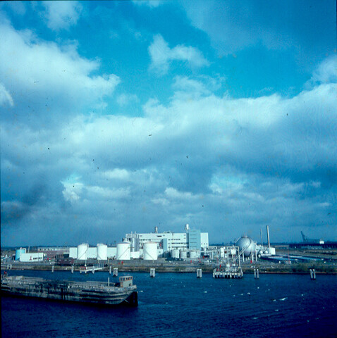 S.9100(6230); Dia gezicht op haven Amsterdam, vanaf hoogte: modderbak voorgrond, Chemische [...]; diapositief