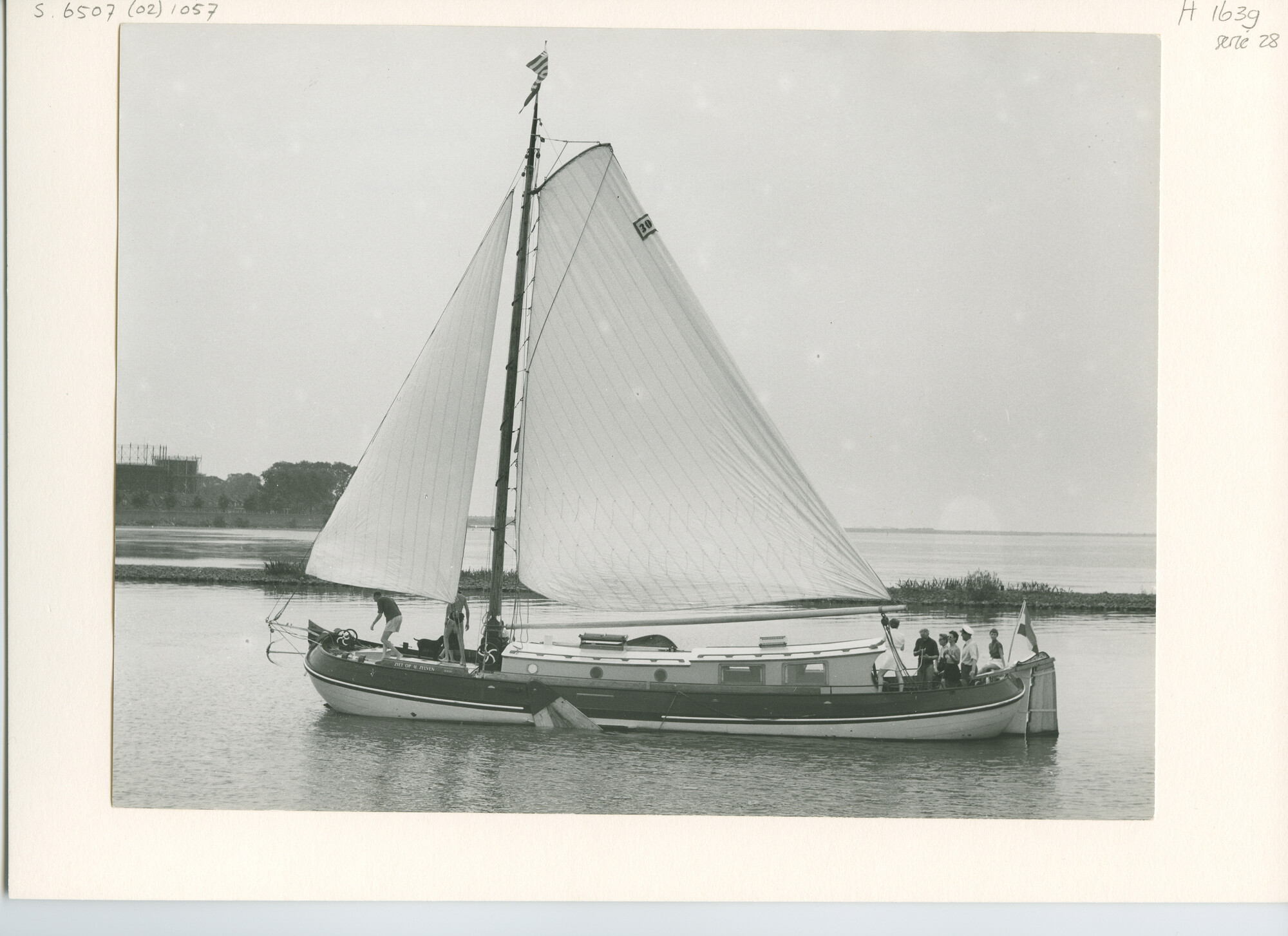 S.6507(02)1057.01; Zwart-wit foto van de tjalk 27 TA, 'Ziet Op U Zelven' tijdens de reunie van ronde en [...]; foto