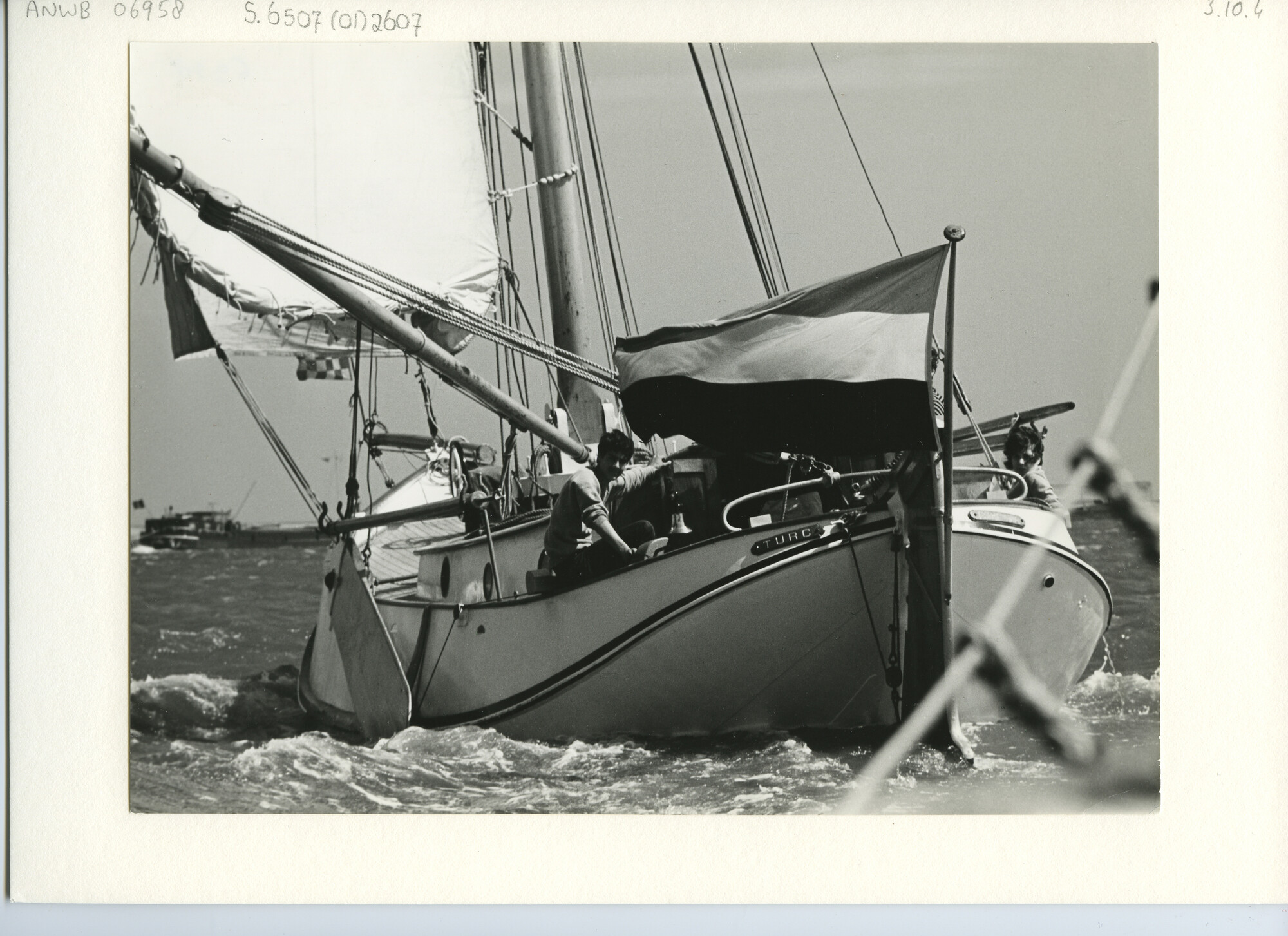 S.6507(01)2607; Achteraanzicht op de hoogaars Turc (VB 38) met ruime wind op open water; foto