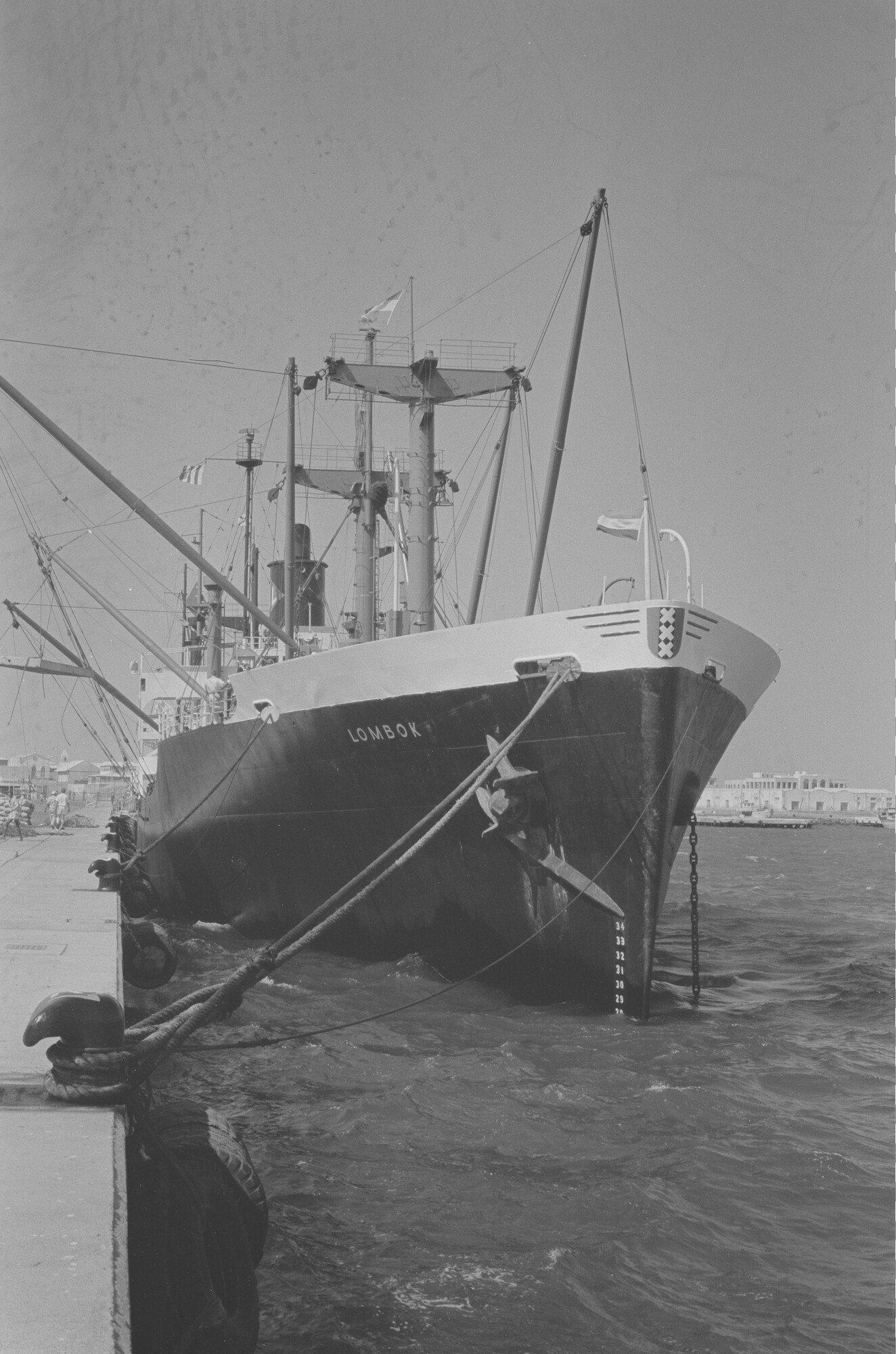 2015.1317; Negatief van ss. Lombok afgemeerd in de haven van Assab; negatief