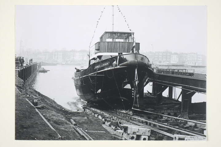 S.5219(12)0381; Fotos van de tewaterlating van de havensleepboot Petronella J. Goedkoop [...]; fotoreportage