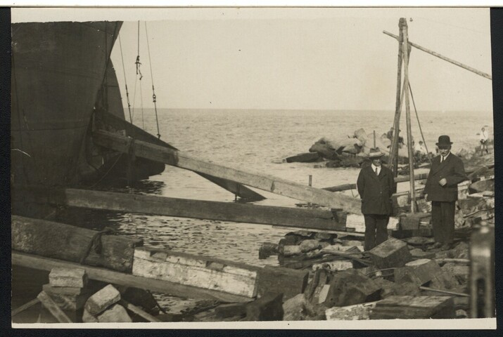 1990.0037; Stranding en berging op de zeedijk bij Den Helder van het Griekse vrachtschip [...]; prentbriefkaart-serie