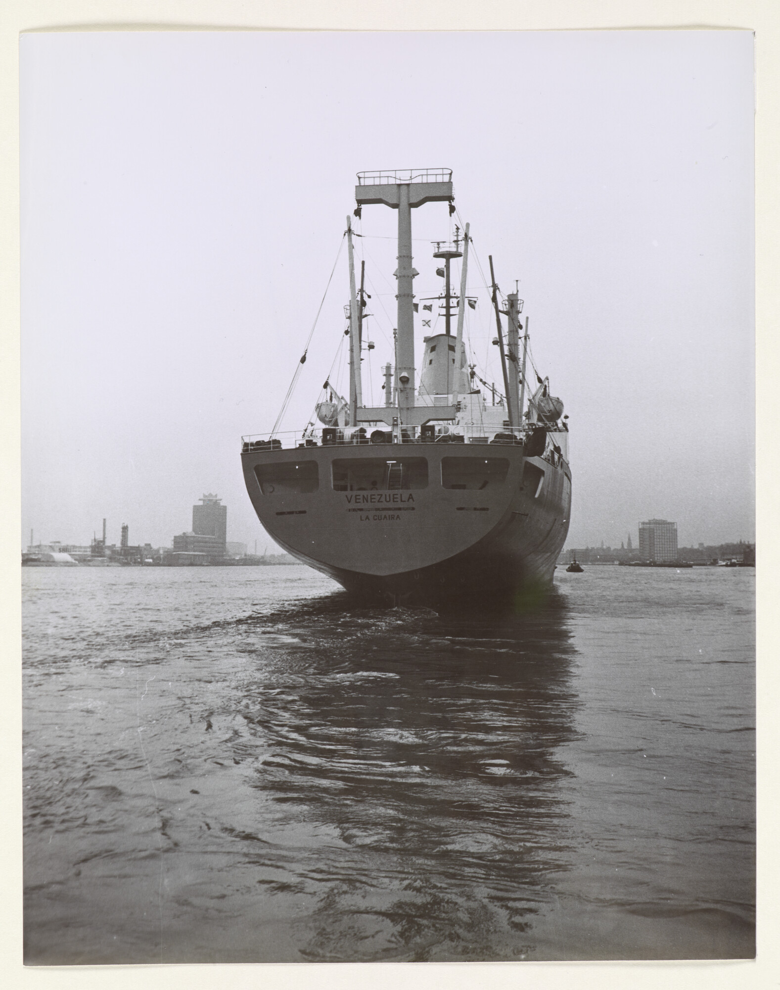 1998.0324; Het nieuwe Venezuelaanse vrachtschip ms. 'Venezuela' van de Compania Anonima Venezolana de Navigacia uit La Guaira [...]; foto