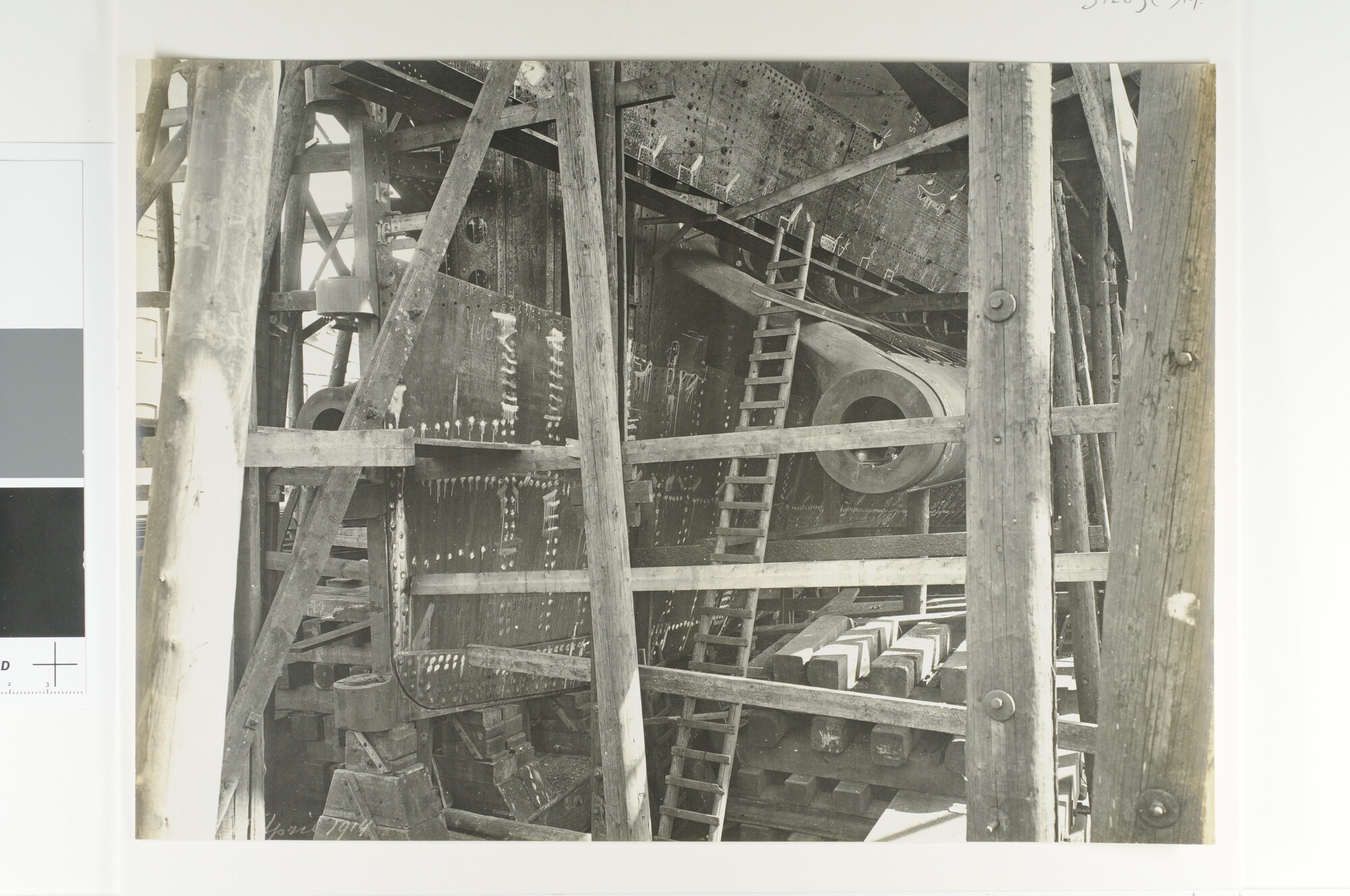 S.1239(02)14; Het mailschip ss. 'Jan Pieterszoon Coen' van de SMN in aanbouw bij de Nederlandsche Scheepsbouw Maatschappij in Amsterdam; foto
