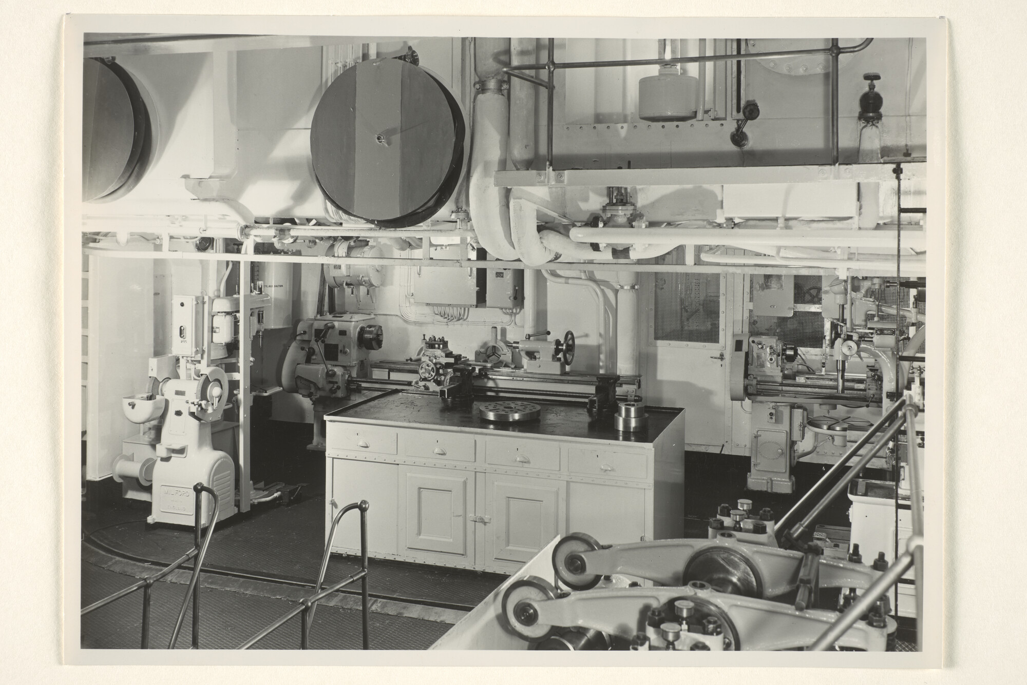 1997.1377; Foto van de machinekamer van het vrachtschip ms. Tjiluwah van de KJCPL; foto