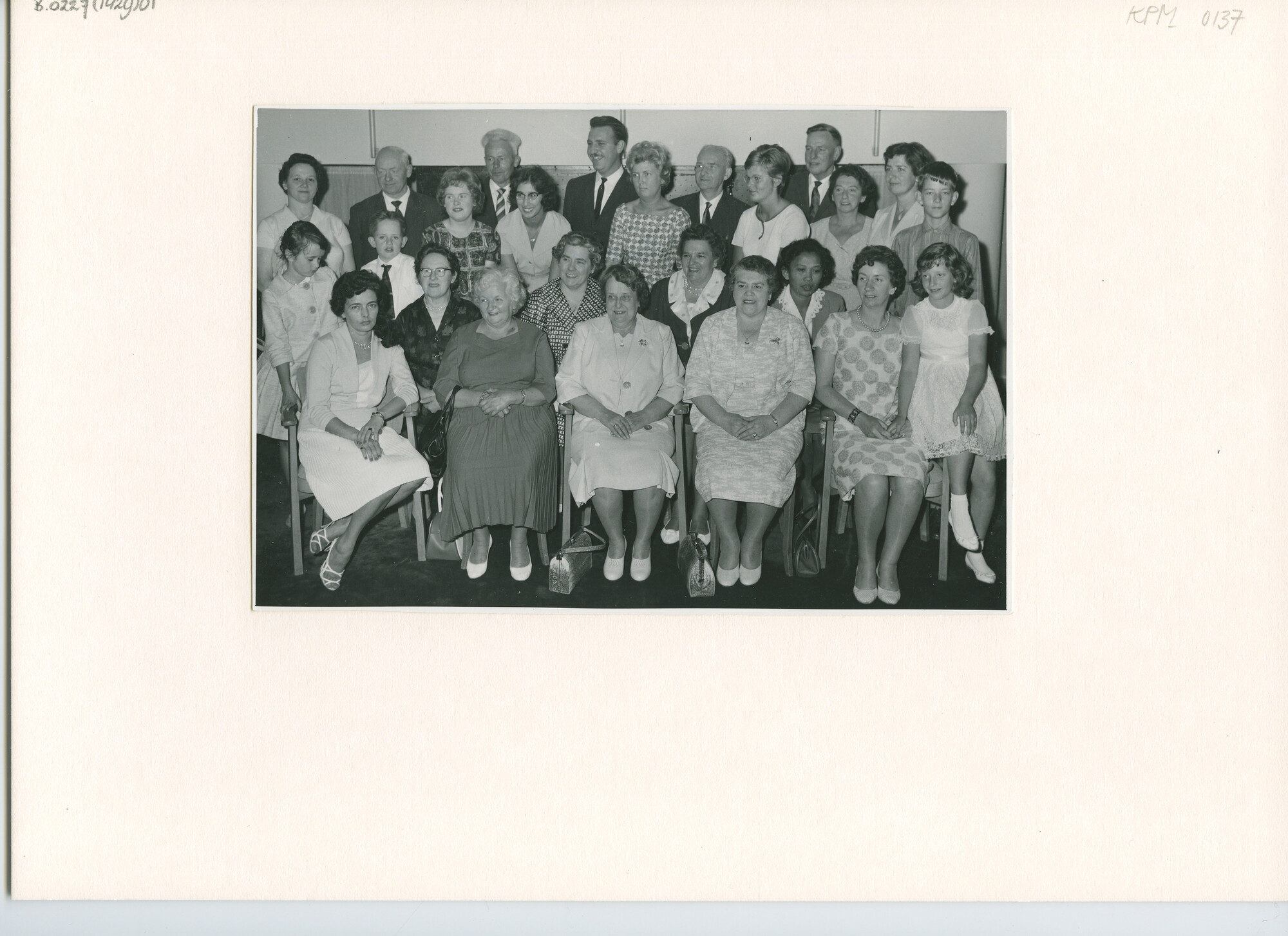 B.0227(1429)01; Zwart-wit foto van een groep aanwezigen tijdens de uitzending van Radio Nederland Wereldomroep van het programma "Het Schip van de Week"; foto