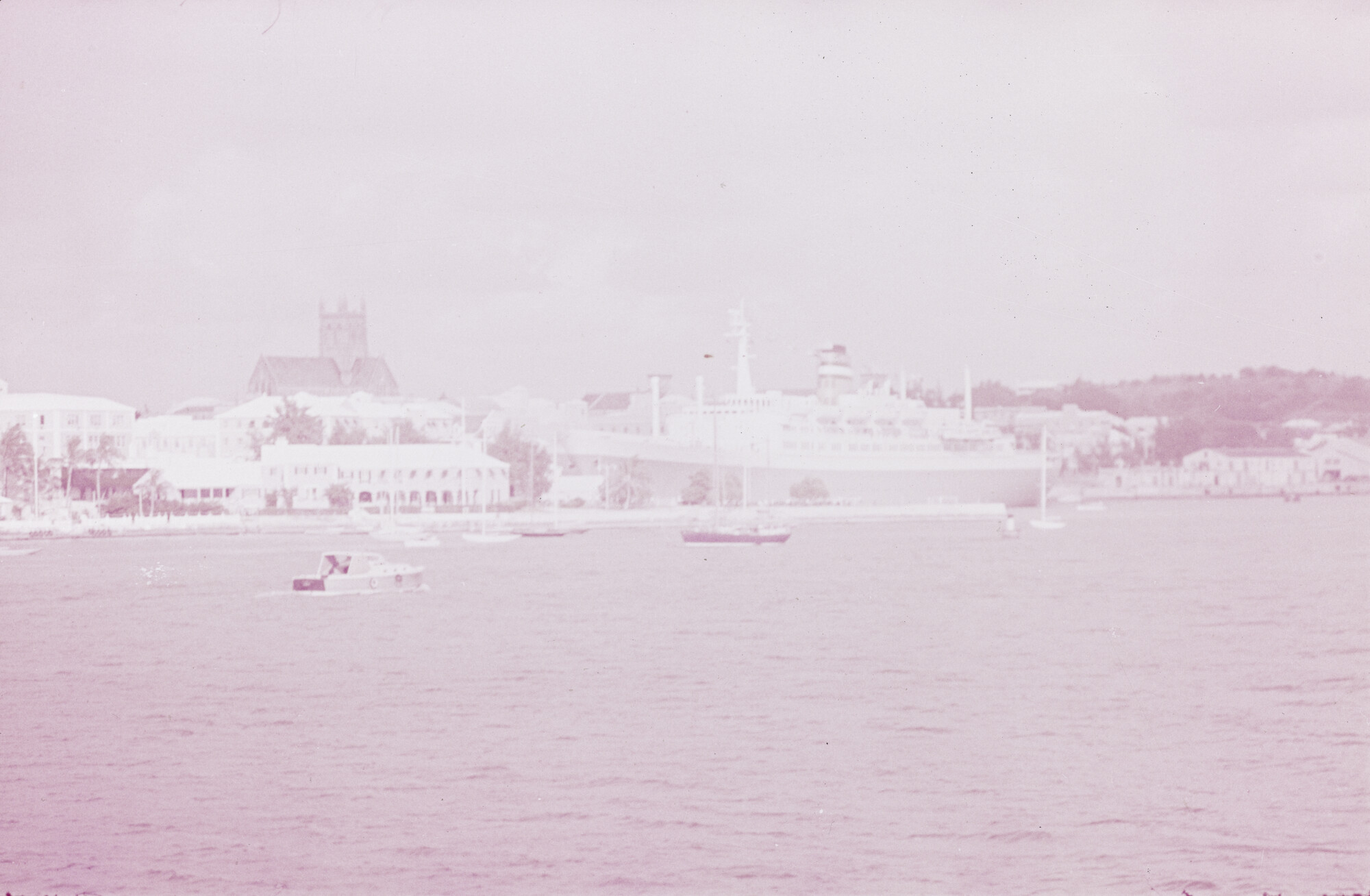2015.0439; Dia van ms. Statendam in de haven van Bermuda; diapositief