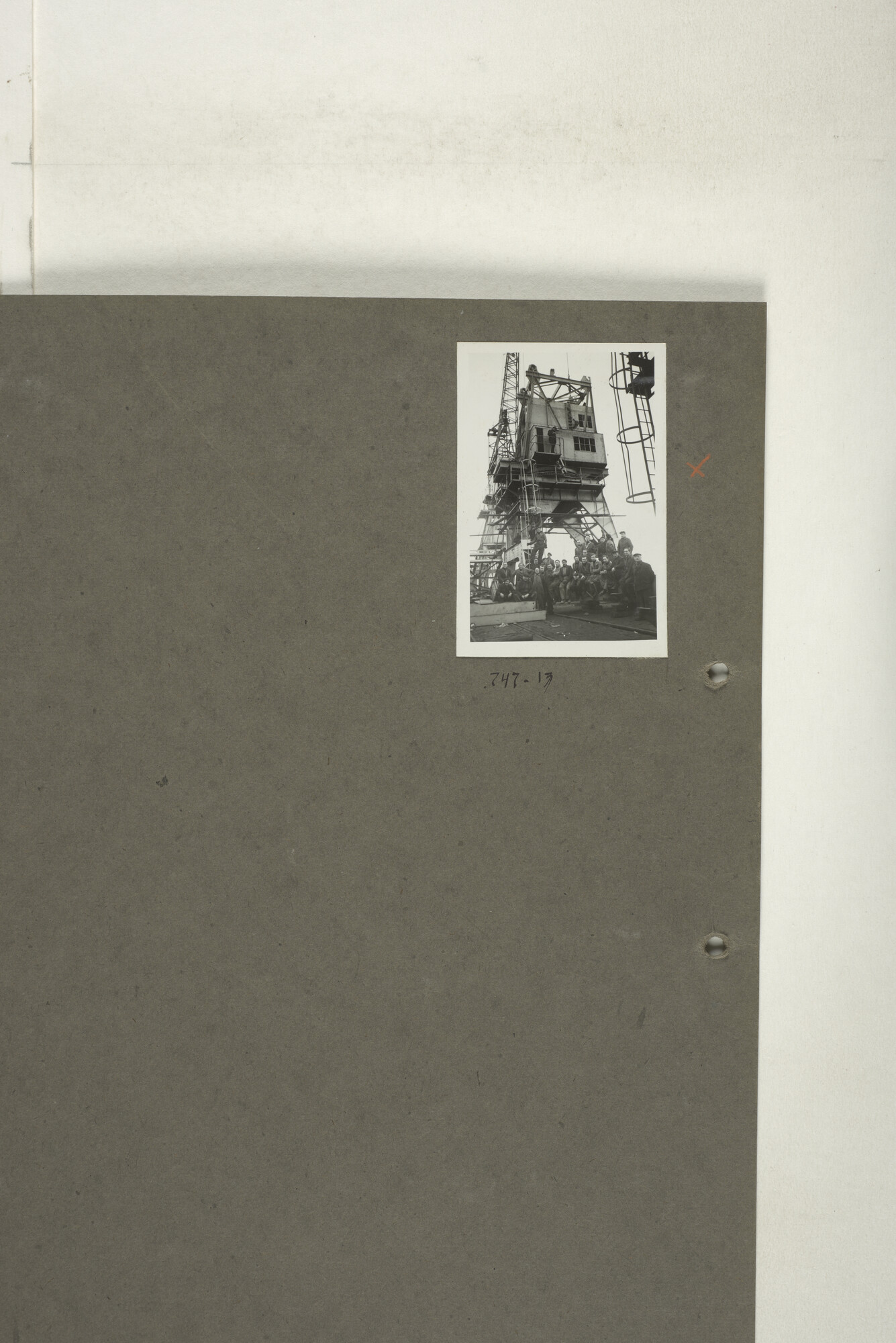 1998.2180; Omslag met een grote hoeveelheid proef foto's gemaakt in opdracht van de Gemeente Handelsinrichtingen in Amsterdam en de Koninklijke Hollandsche Lloyd te Amsterdam.; omslag
