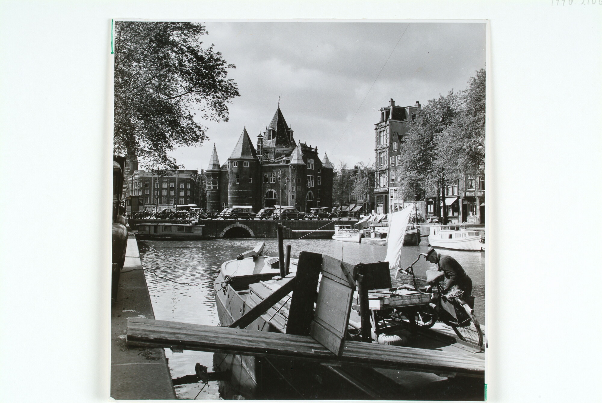1998.2108; Stadsgezicht van Amsterdam: de Waag gezien vanaf de Geldersekade, 1954; foto