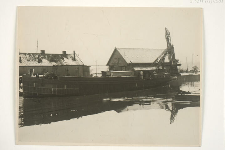 S.5219(12)0501; Het vrachtschip ms. 'Concordia XXII' van de Stoomboot Onderneming 'Concordia', J.P. Michiels, te Nijmegen ligt langszij de afbouwkade van de ASM; foto