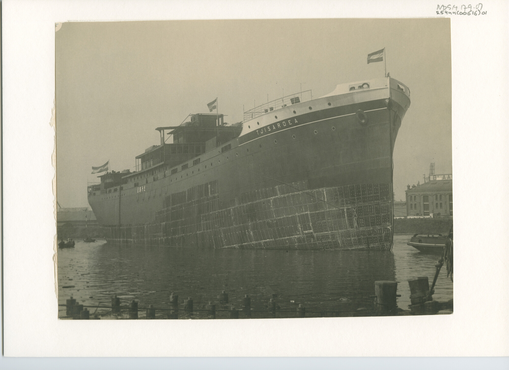 S.5444(0616)1; Foto van de tewaterlating van het vracht-passagiersschip ss. Tjisaroea; foto