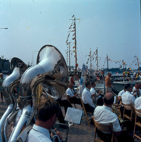 S.9100(4141); Amsterdam police band saluts golden armada. Dia van de Amsterdamse [...]; diapositief