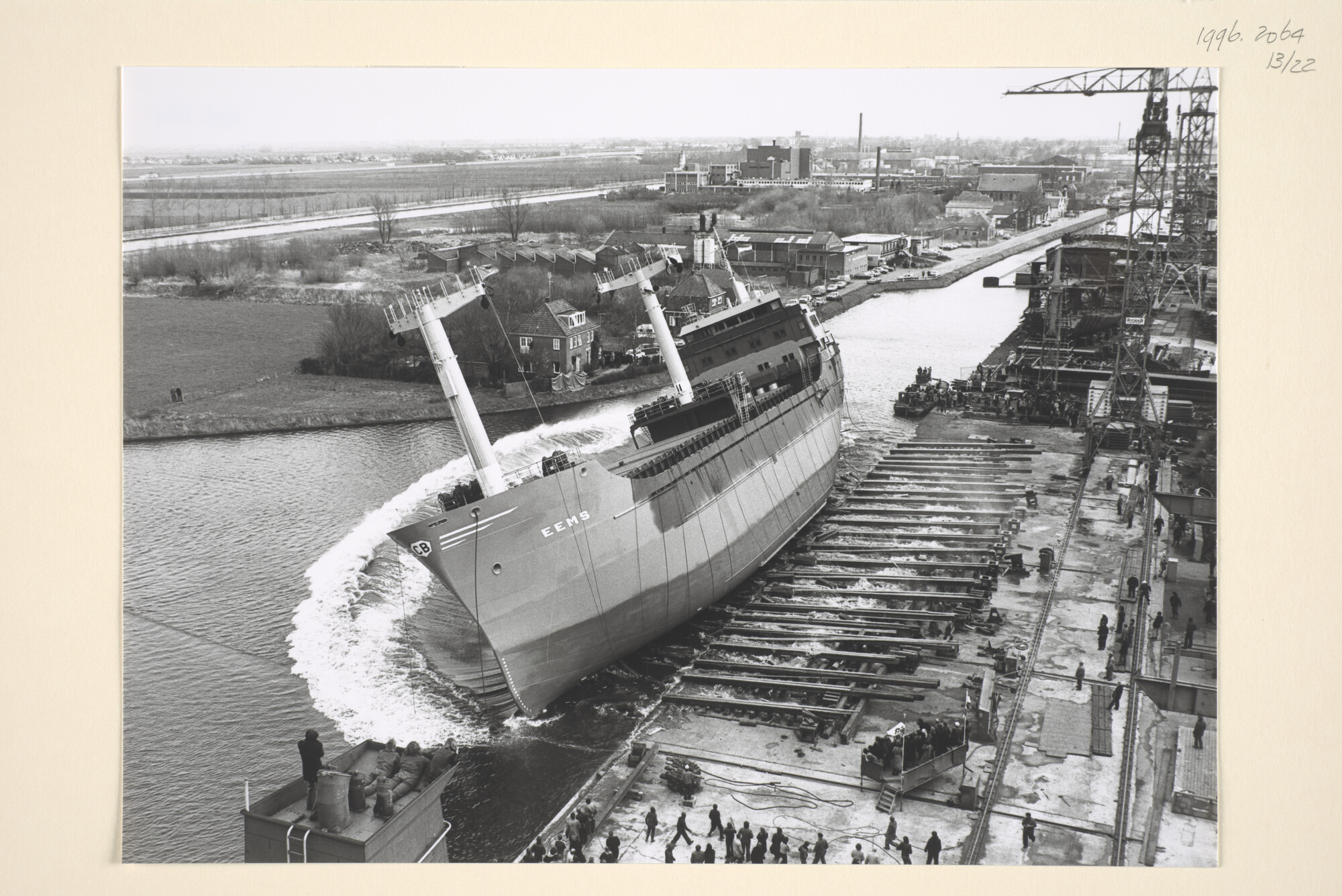 1996.2064; Foto's van de tewaterlating van de coaster ms. 'Eems' van C. Bos te Schiedam; fotoreportage