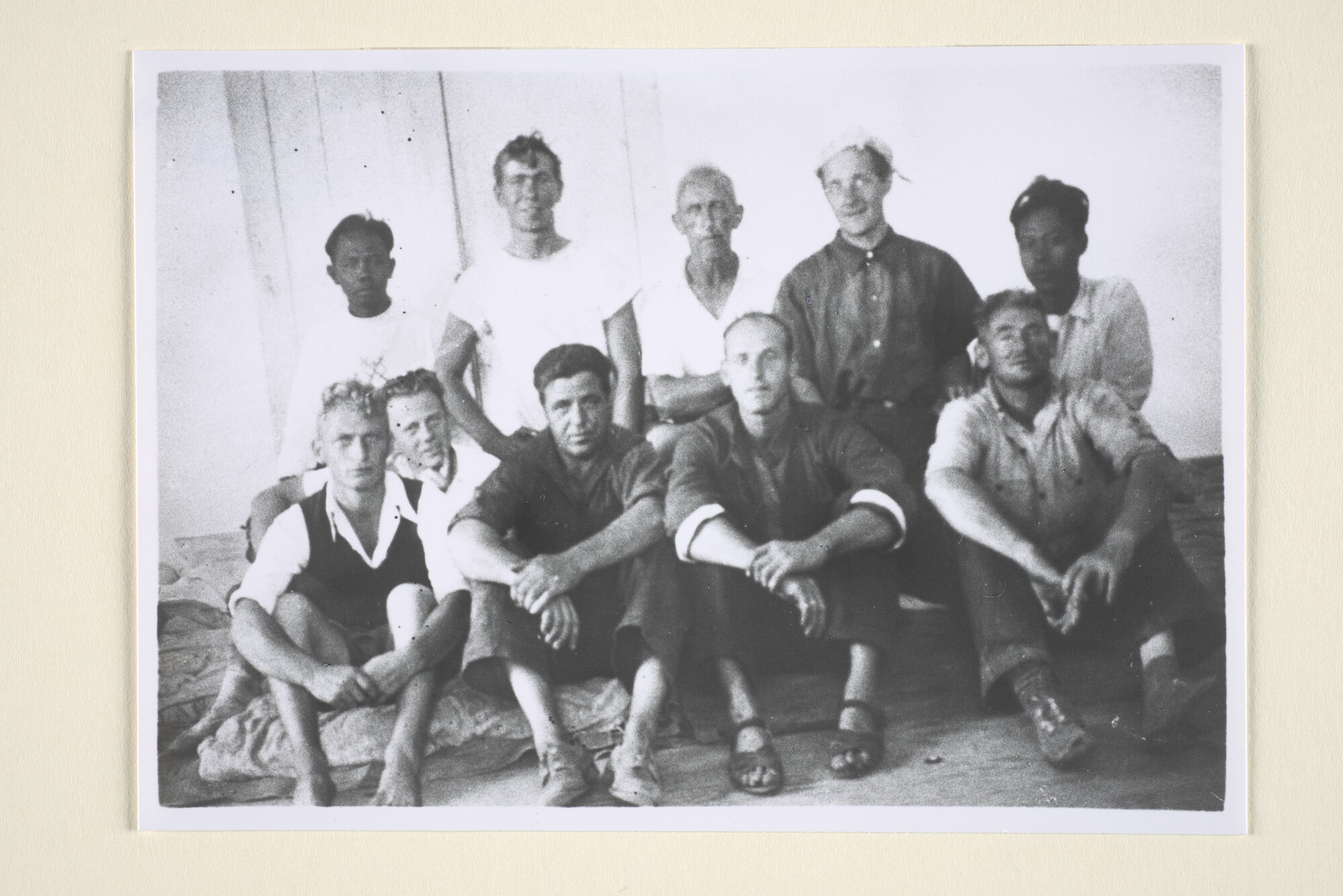 1996.3936; Groepsfoto van schipbreukelingen van het ss. 'Tapanoeli' op Boa Vista, maart 1941; foto