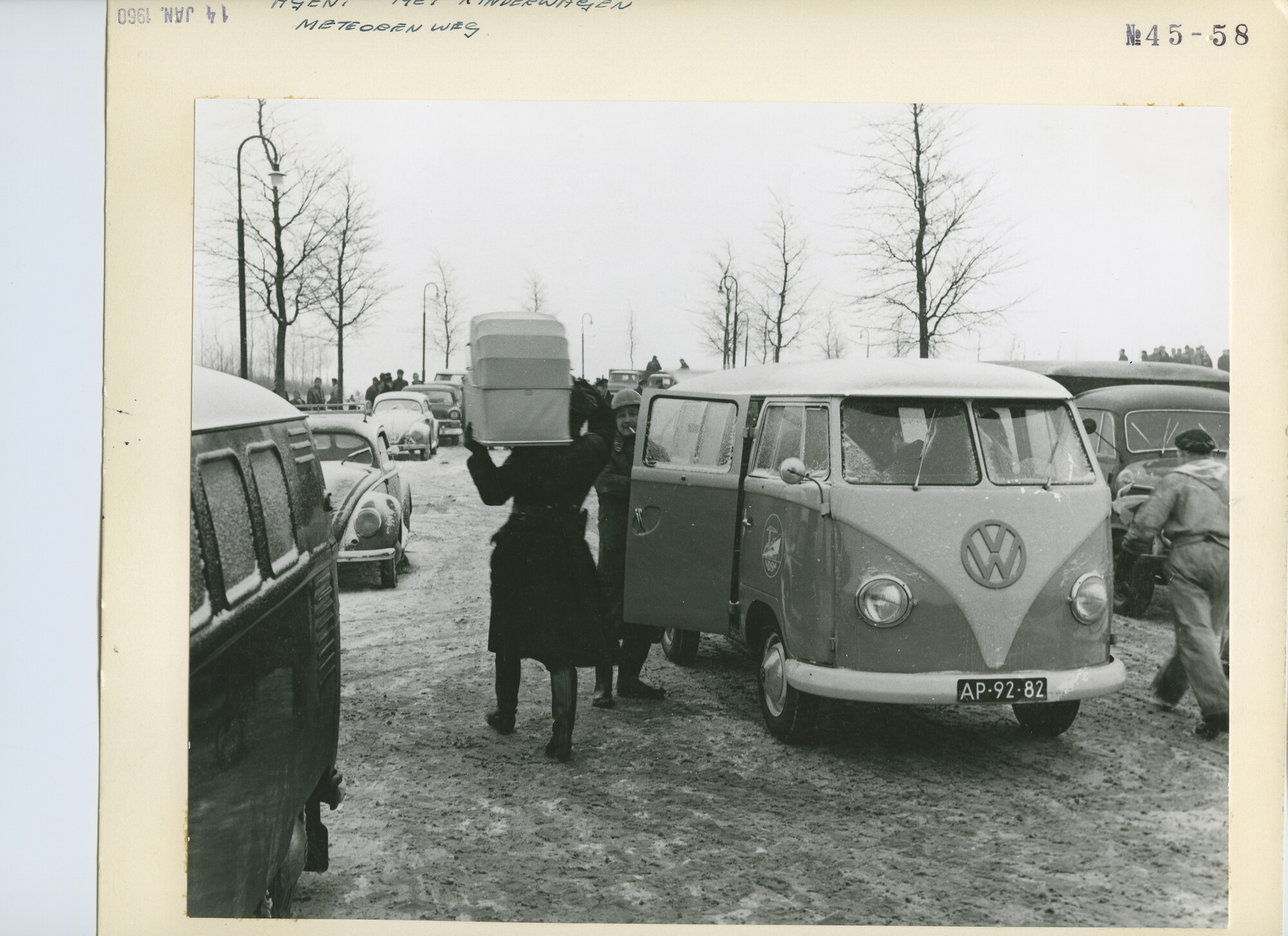 S.5444(03576)07; Foto van de hulpverlening door andere de NDSM; foto