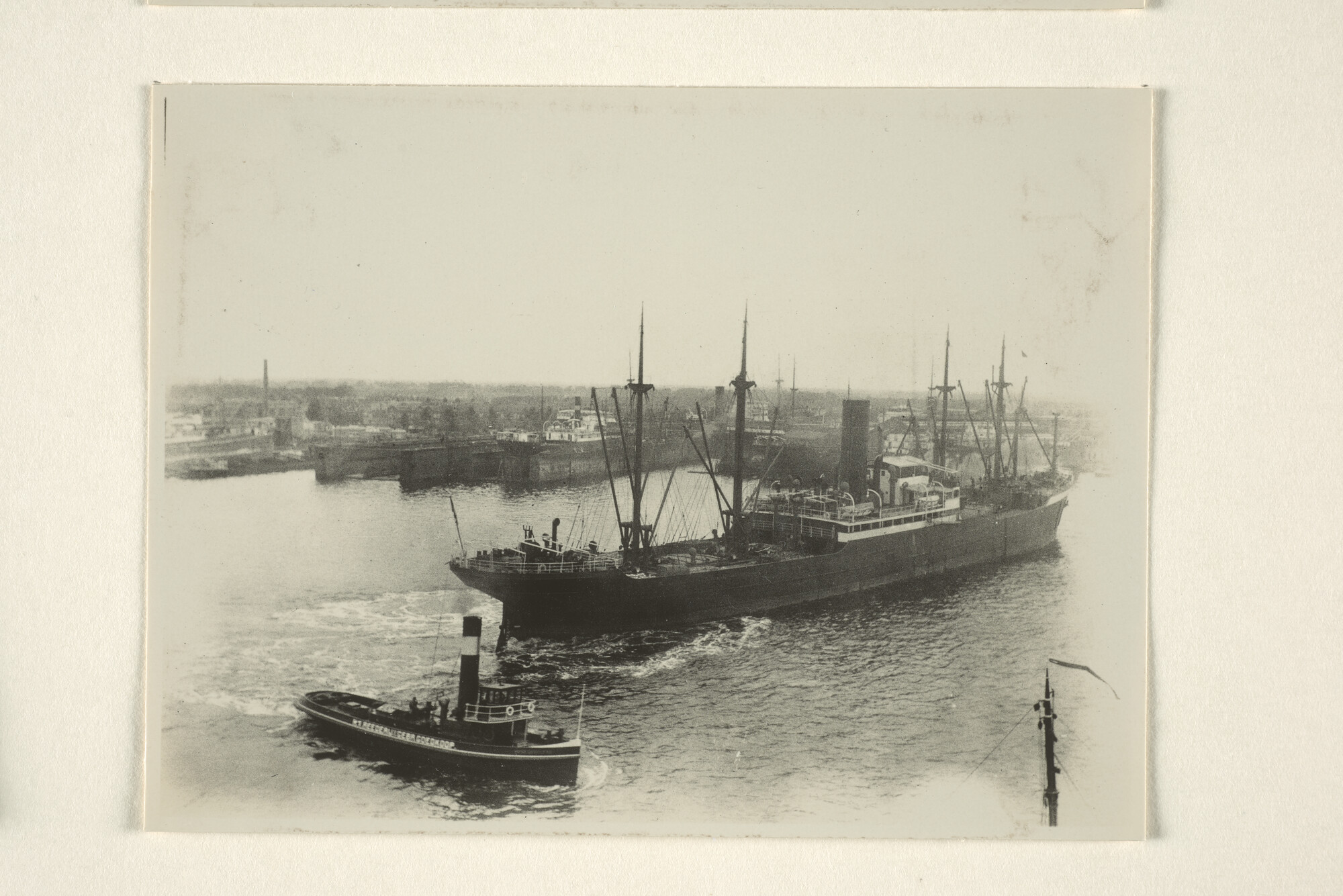 1997.1431; Fotos van het vrachtschip ss. Ouderkerk van de VNS gezien bij aankomst op te Amsterdam [...]; fotoreportage
