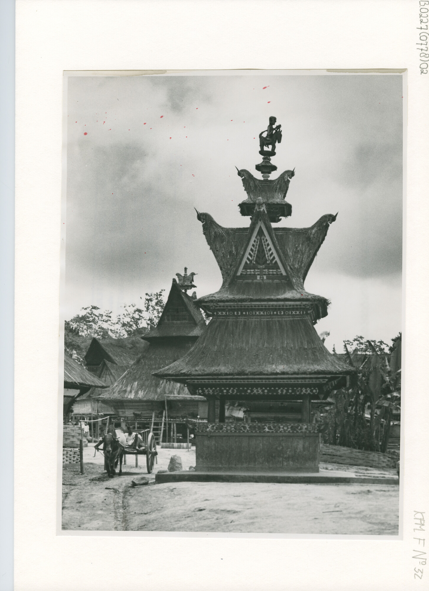 B.0227(0778)02; Batakhuizen in Kabandjahe (Oostkust Sumatra); foto